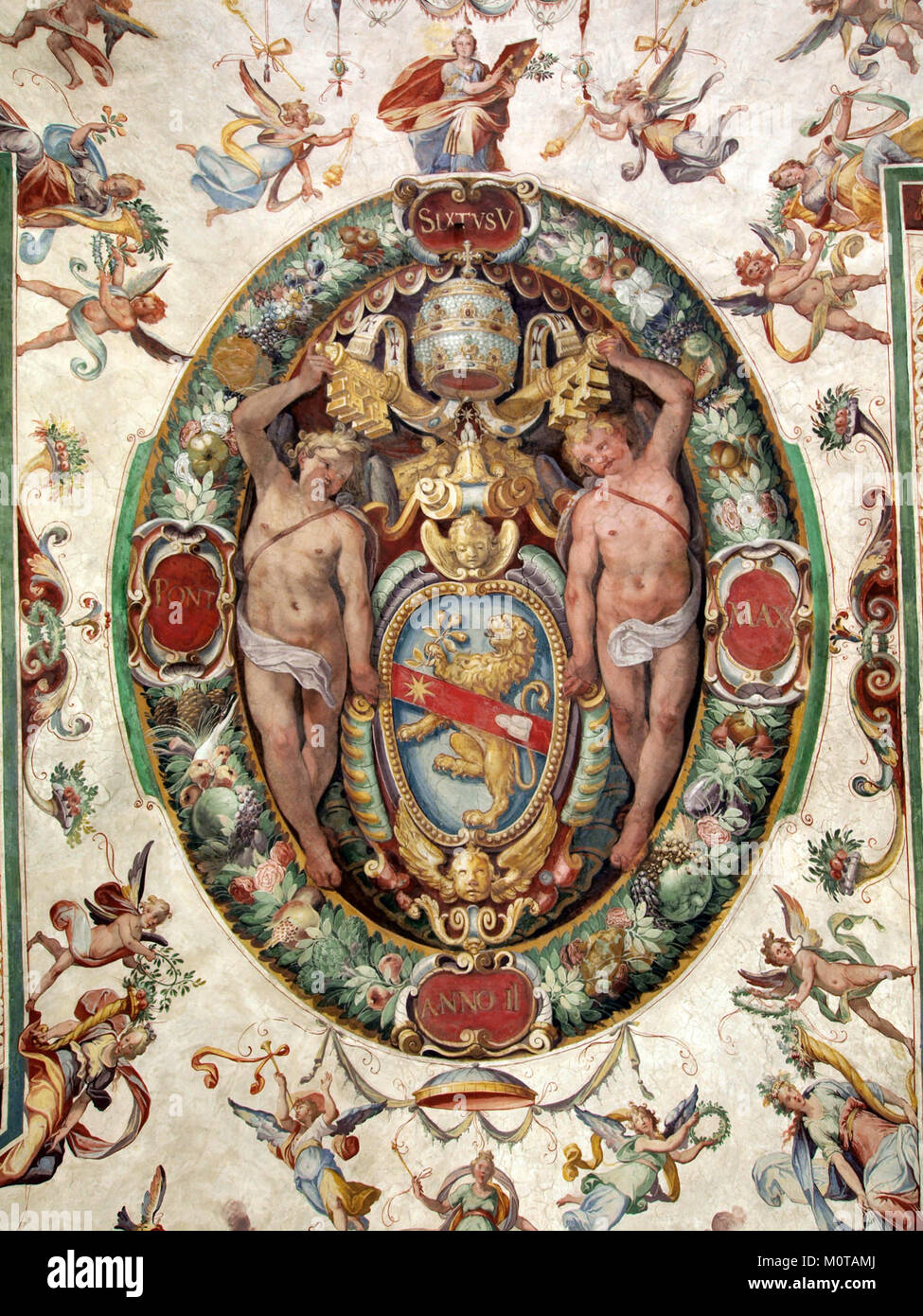 Das Deckenfoto-52 SixtvsV PONT MAX ANNO 11 fängt die komplizierten Details einer Decke aus der Zeit von Papst Sixtus V. ein und spiegelt Kunst und Architektur der Renaissance wider. Stockfoto