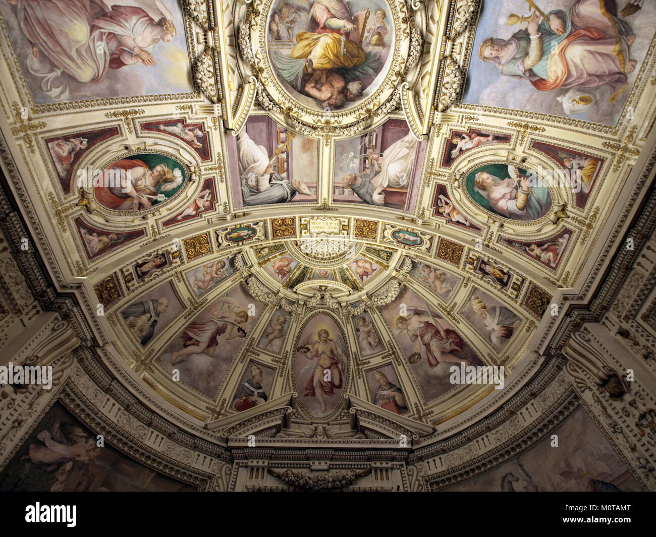 Dieses Deckenfoto, das als PIVS.VII.P.M.ANNO.XVIII identifiziert wurde, stammt wahrscheinlich aus der Zeit von Papst Pius VII. Das Bild zeigt eine religiöse oder historische Szene aus dieser Zeit, wobei der Schwerpunkt auf architektonischen Details und künstlerischen Elementen liegt. Die spezifische Kennnummer verweist auf die Dokumentation als Teil einer größeren historischen Sammlung. Stockfoto