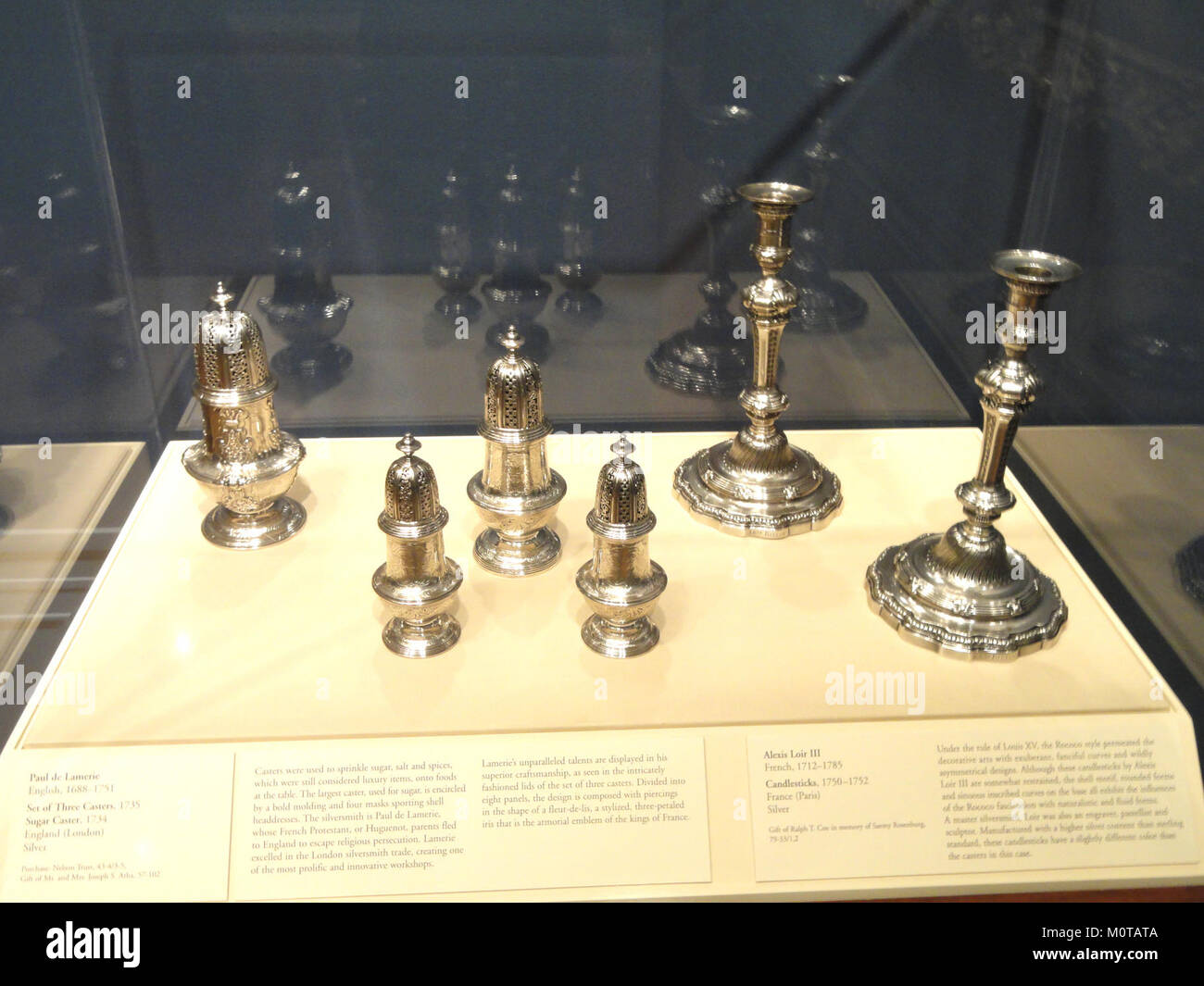 Diese Sammlung umfasst Rollen von Paul de Lamerie, die zwischen 1734 und 1735 in London gefertigt wurden, und Kerzenhalter von Alexis Loir III., die zwischen 1750 und 1752 in Paris entstanden sind und heute im Nelson-Atkins Museum of Art untergebracht sind Stockfoto