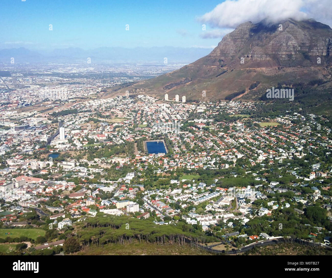 Kapstadts Stadtkegelgebiet ist zusammen mit dem Molteno Reservoir ein wichtiges geografisches Merkmal, das malerische Ausblicke bietet und zur städtischen Landschaft und zum Wassermanagement beiträgt. Stockfoto
