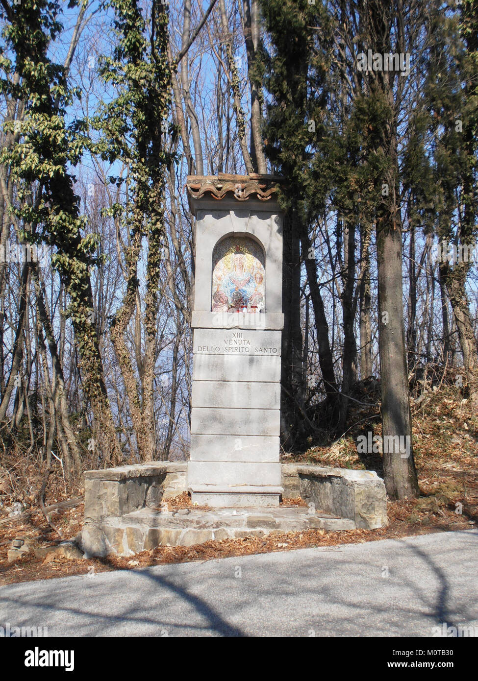 Castelmonte, Italien, fotografiert am 3. März 2012 und hebt seine architektonischen Besonderheiten und die malerische Aussicht hervor. Die Stätte ist für ihre historische Bedeutung und religiöse Bedeutung bekannt. Stockfoto