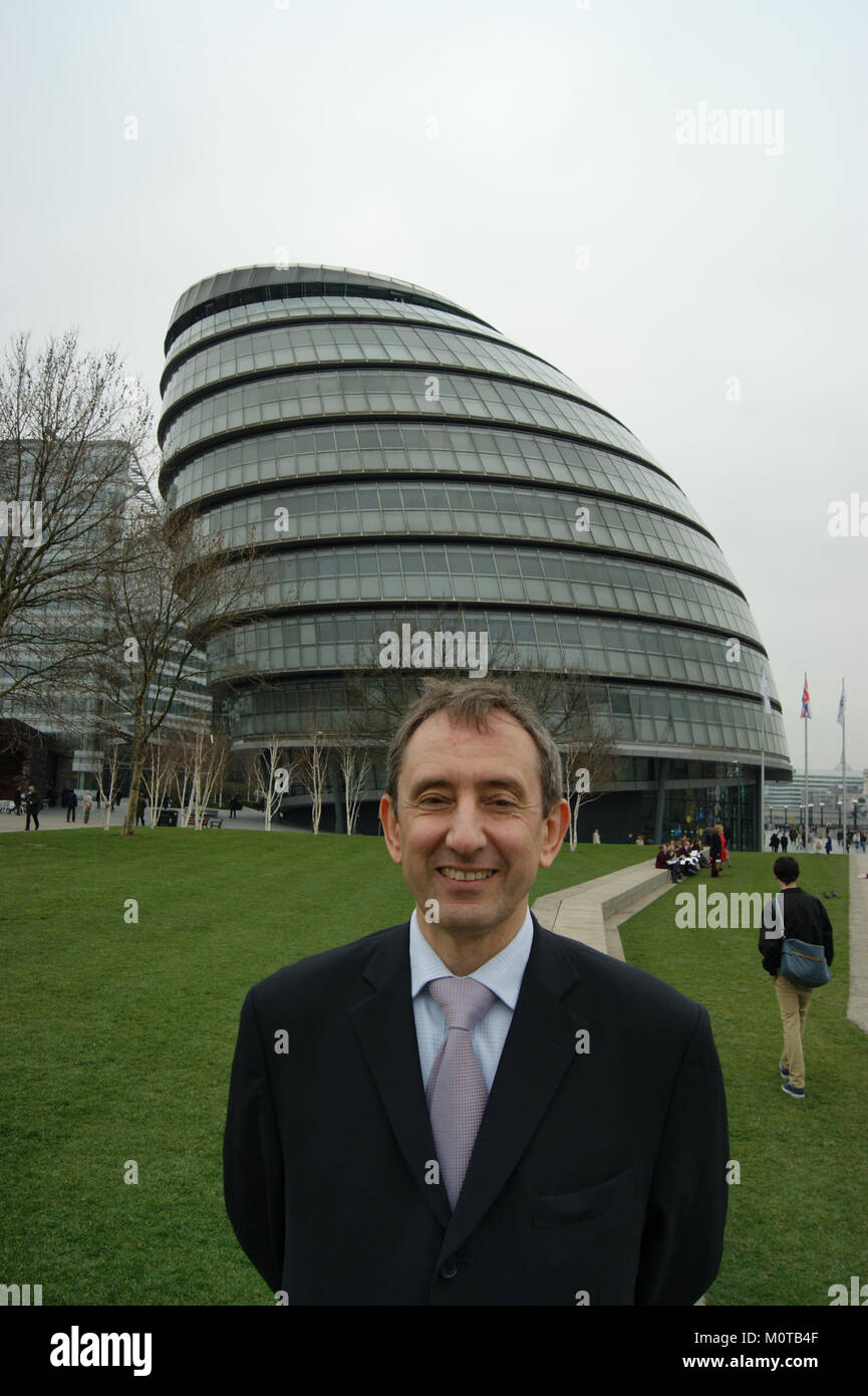 Carlos Cortiglia war Kandidat der British National Party (BNP) für den Bürgermeister von London bei den Wahlen 2012. Seine Kampagne konzentrierte sich auf Themen wie Einwanderung, Wohnraum und lokale Verwaltung und repräsentierte die politische Plattform der BNP. Stockfoto