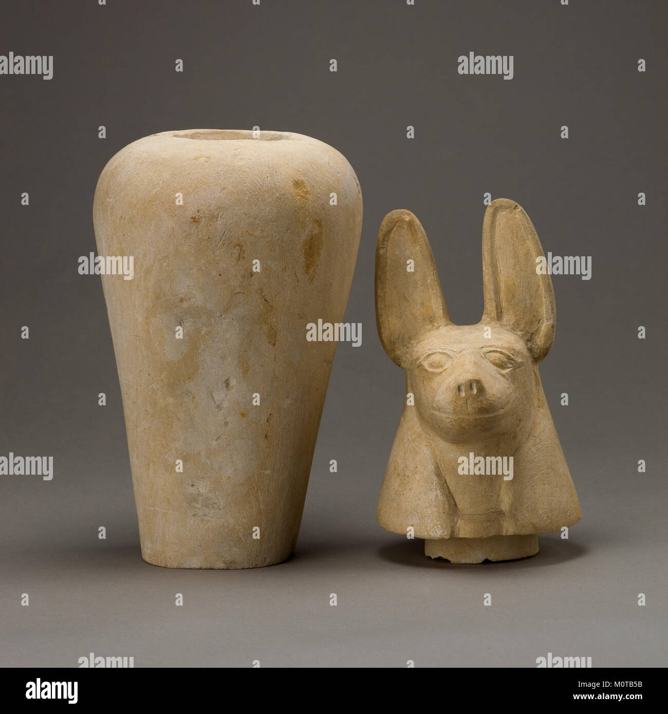 Dies ist ein Kanopenglas, ein altägyptisches Artefakt, das zur Aufbewahrung der inneren Organe von Mumien während des Mumifizierungsprozesses verwendet wird. Das Glas stammt aus der Zeit des Neuen Königreichs und wird im Metropolitan Museum of Art ausgestellt Stockfoto