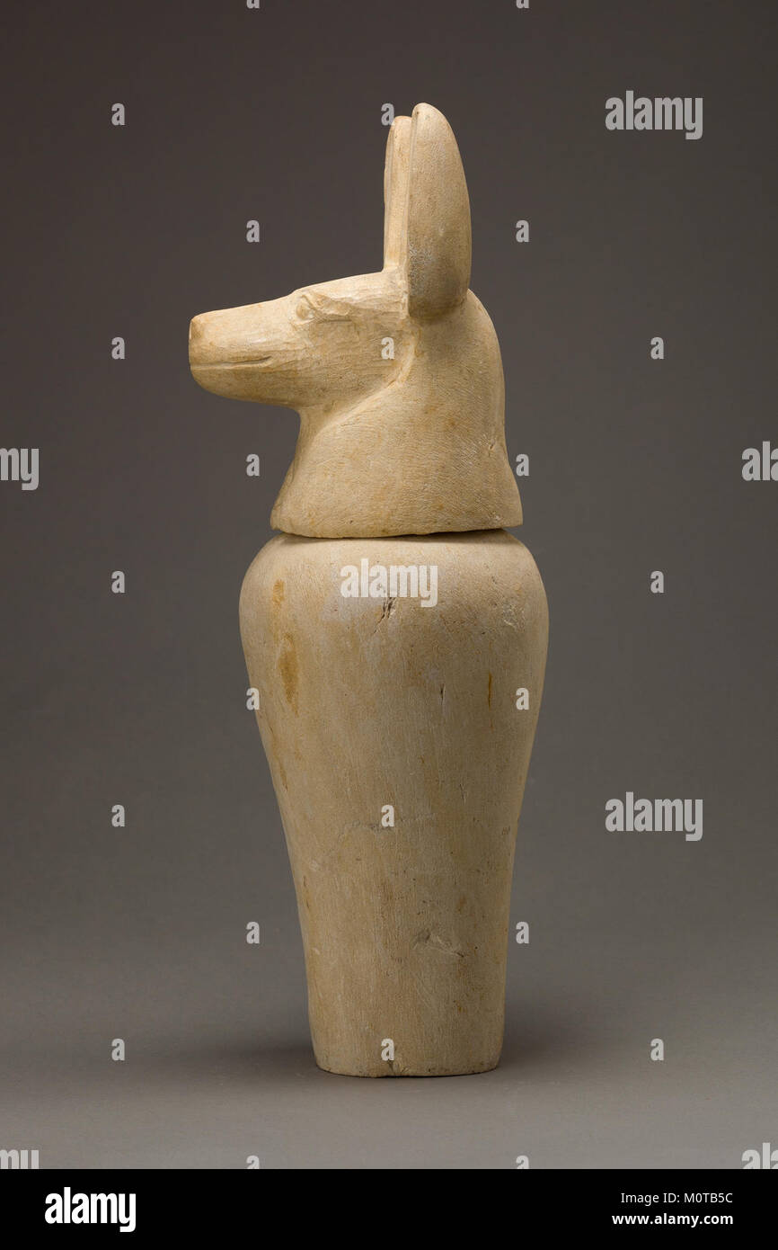 Das Kanopische Gefäß MET 28.3.57a-b ist ein altägyptisches Artefakt, das sich im Metropolitan Museum of Art befindet Diese Gläser wurden zur Aufbewahrung der inneren Organe von Mumien während des Einbalsamierungsprozesses im alten Ägypten verwendet. Das Artefakt ist eine bedeutende Darstellung ägyptischer Begräbnisbräuche und ritueller Praktiken. Stockfoto