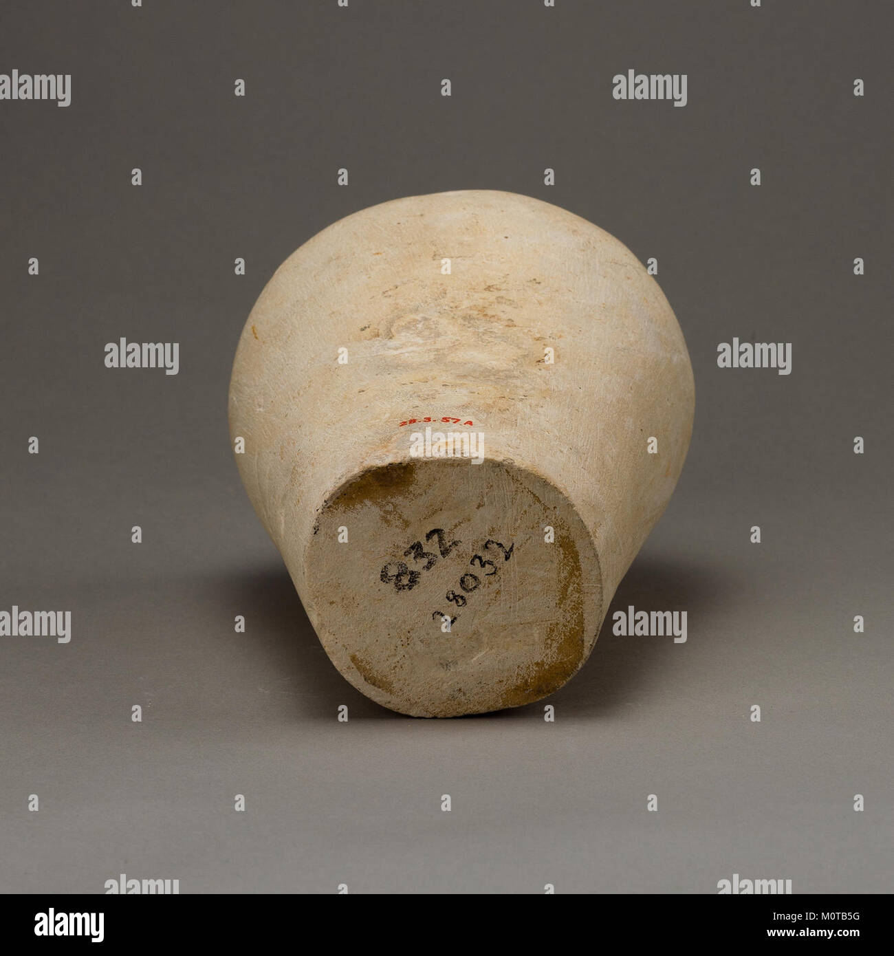 Dieses altägyptische Kanopenglas, katalogisiert unter MET 28.3.57a, wurde verwendet, um die inneren Organe von Mumien während des Einbalsamierungsprozesses zu speichern. Es ist Teil der Sammlung des Metropolitan Museum of Art und spiegelt altägyptische Begräbnispraktiken wider. Stockfoto