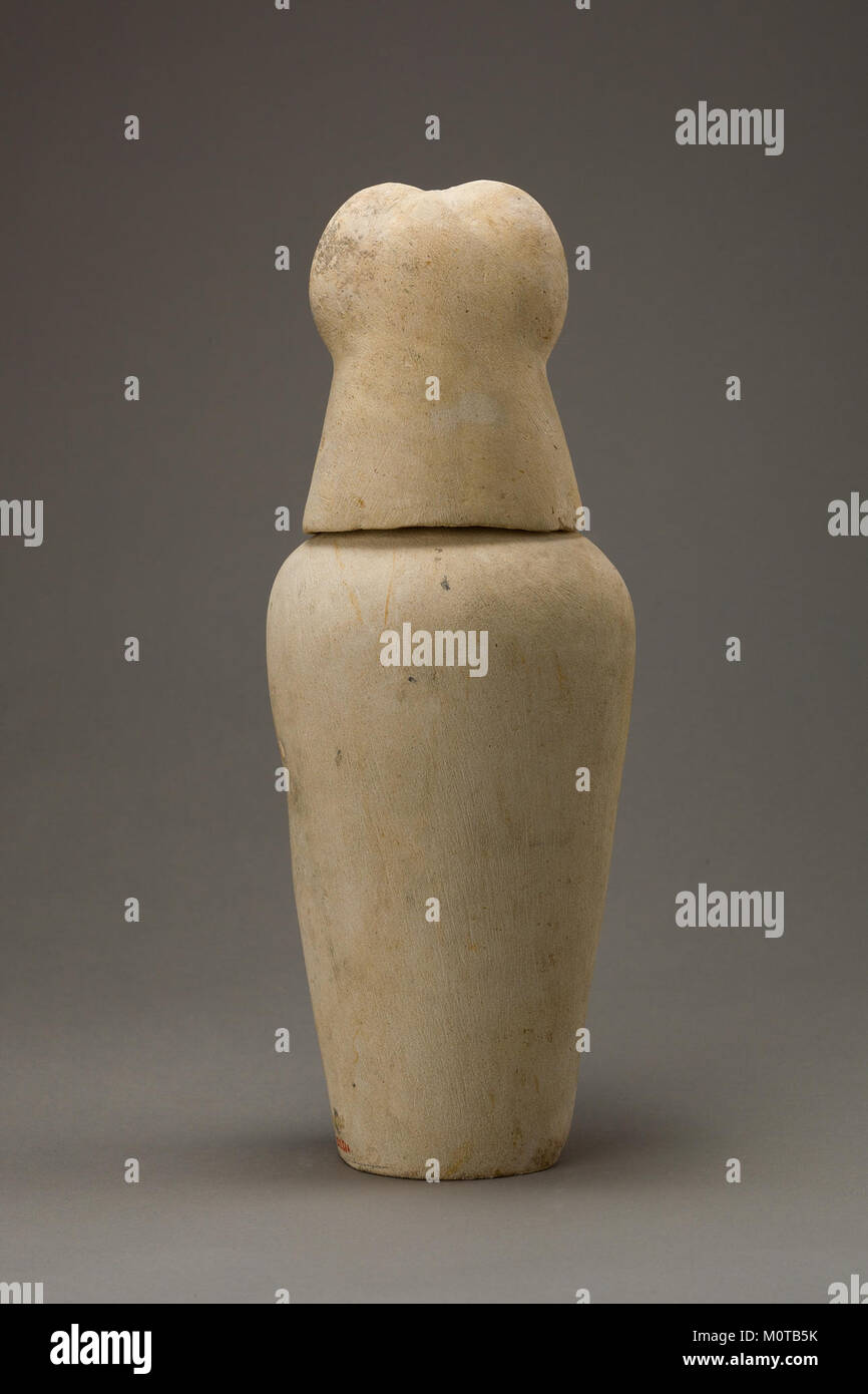 Dieses Kanopengefäß, Teil der ägyptischen Sammlung des Metropolitan Museum of Art, wurde zur Aufbewahrung innerer Organe während des Mumifizierungsprozesses im alten Ägypten verwendet. Es beleuchtet die ägyptischen Begräbnispraktiken und Handwerkskunst. Stockfoto