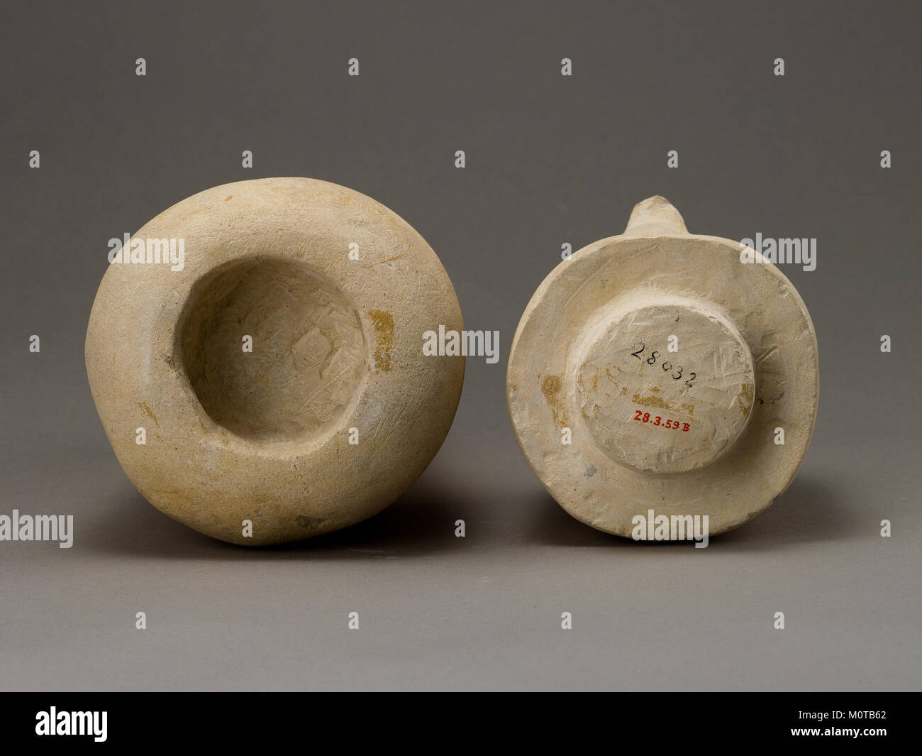 Dieses Kanopenglas, Teil der MET-Sammlung, wurde im alten Ägypten verwendet, um innere Organe der Verstorbenen während des Mumifizierungsprozesses zu lagern. Das komplizierte Design und die historische Bedeutung des Glases spiegeln die Praxis der altägyptischen Begräbnisrituale wider. Stockfoto