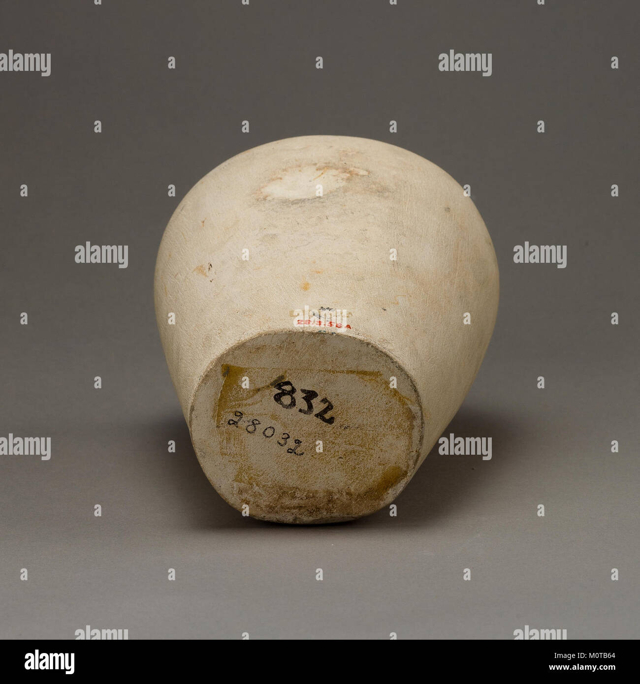 Dieses Kanopenglas, das Teil der Sammlung des Metropolitan Museum of Art ist, ist ein altägyptisches Artefakt, das bei Begräbnispraktiken verwendet wird. Das Gefäß wurde entworfen, um die inneren Organe des Verstorbenen aufzunehmen, eine gängige Praxis in der altägyptischen Mumifizierung. Stockfoto