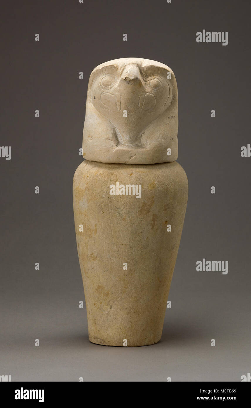 Dieses Kanopische Gefäß, das sich im Metropolitan Museum of Art befindet, ist ein altägyptisches Artefakt, in dem innere Organe mumifizierter Körper aufbewahrt werden. Es zeigt typisch ägyptische Kunst, symbolisiert die Erhaltung des Körpers für das Jenseits. Stockfoto