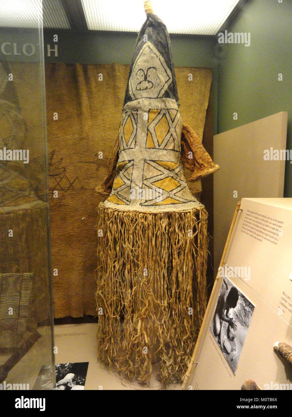 Dieses zeremonielle Kostüm aus Rindentuch wird von den Tucano im Amazonasgebiet getragen. Das Kleidungsstück ist Teil der Sammlung des American Museum of Natural History und beleuchtet die indigene Kultur und das Handwerk. Stockfoto