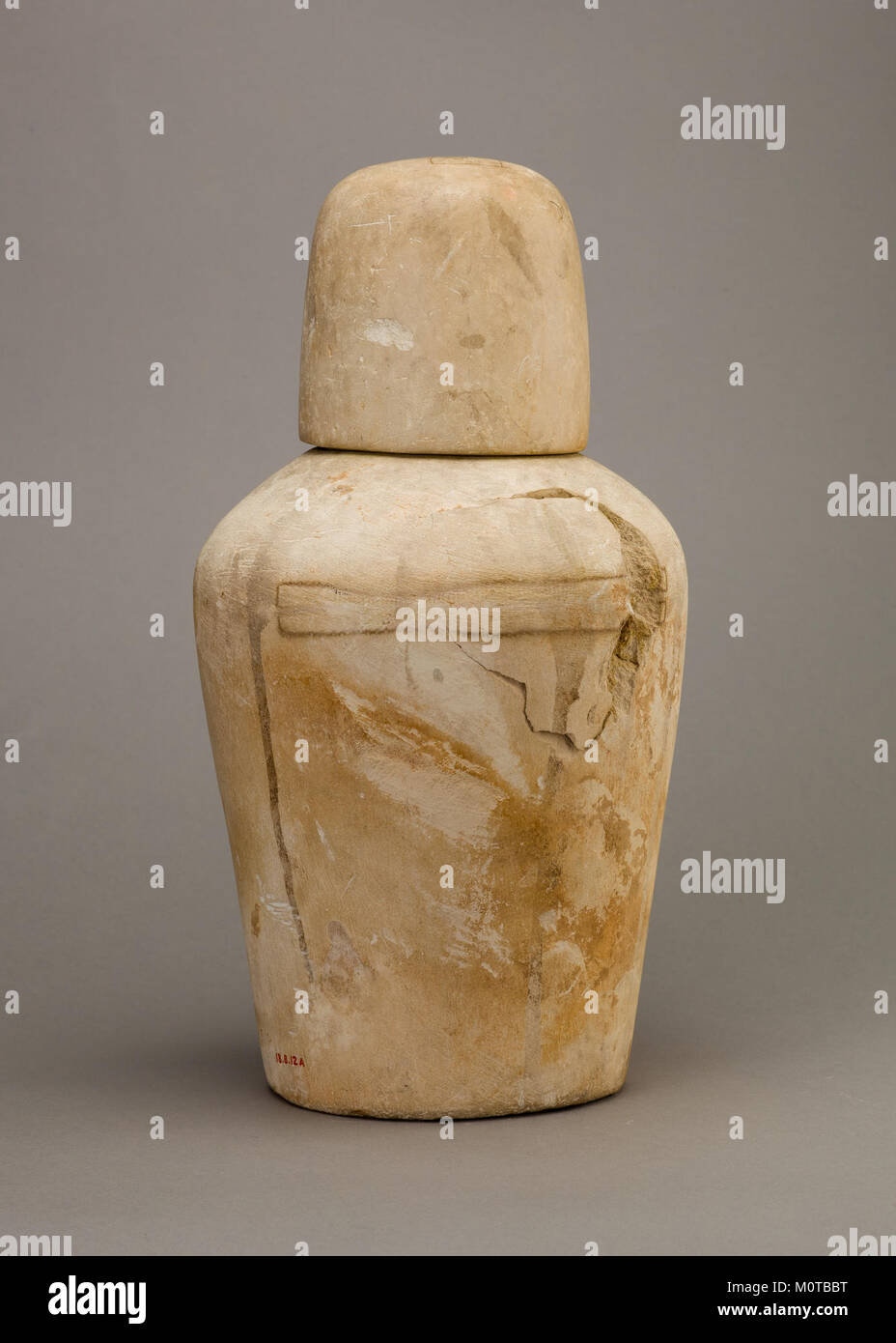 Dieses Kanopische Gefäß, datiert aus dem alten Ägypten, wurde verwendet, um die inneren Organe des Verstorbenen zu lagern. Es wird mit der Beerdigung einer Person namens Manuwai in Verbindung gebracht und befindet sich derzeit in der Sammlung des Metropolitan Museum of Art. Stockfoto