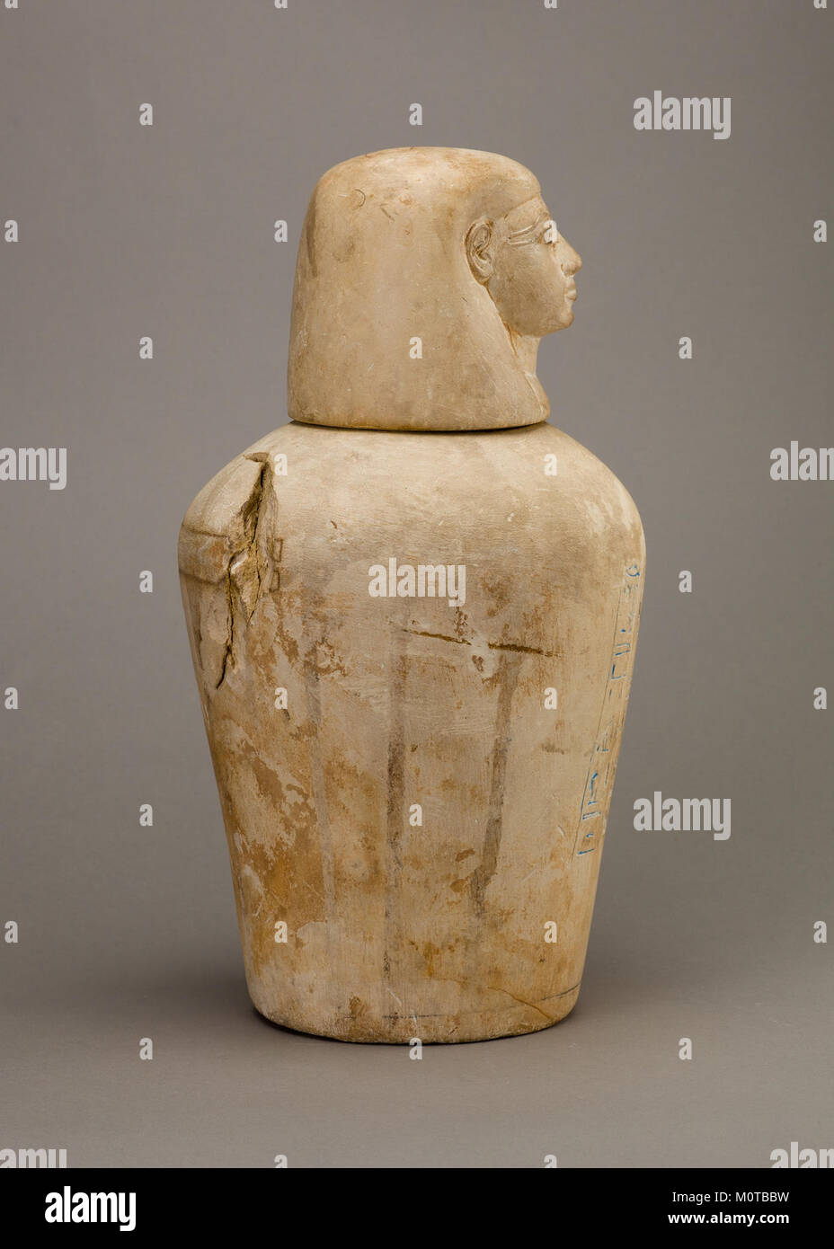 Das Kanopische Gefäß von Manuwai ist ein altägyptisches Artefakt, das Teil der Sammlung des Metropolitan Museum of Art ist Aus der 18. Dynastie wurde dieses Gefäß verwendet, um die inneren Organe des Verstorbenen während des Mumifikationsprozesses zu lagern. Das Glas ist aufwendig gestaltet und zeigt die handwerkliche Handwerkskunst der altägyptischen Handwerker und ihre religiösen Praktiken rund um Tod und Jenseits. Stockfoto