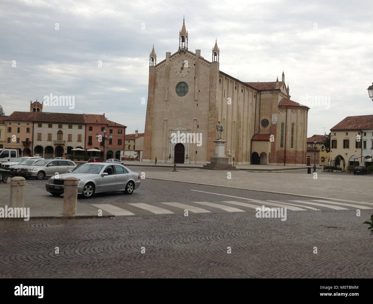 Foto der Kathedrale Santa Maria Assunta in Montagnana, Italien, mit ihren architektonischen Merkmalen und ihrer historischen Bedeutung als religiöse Stätte. Stockfoto