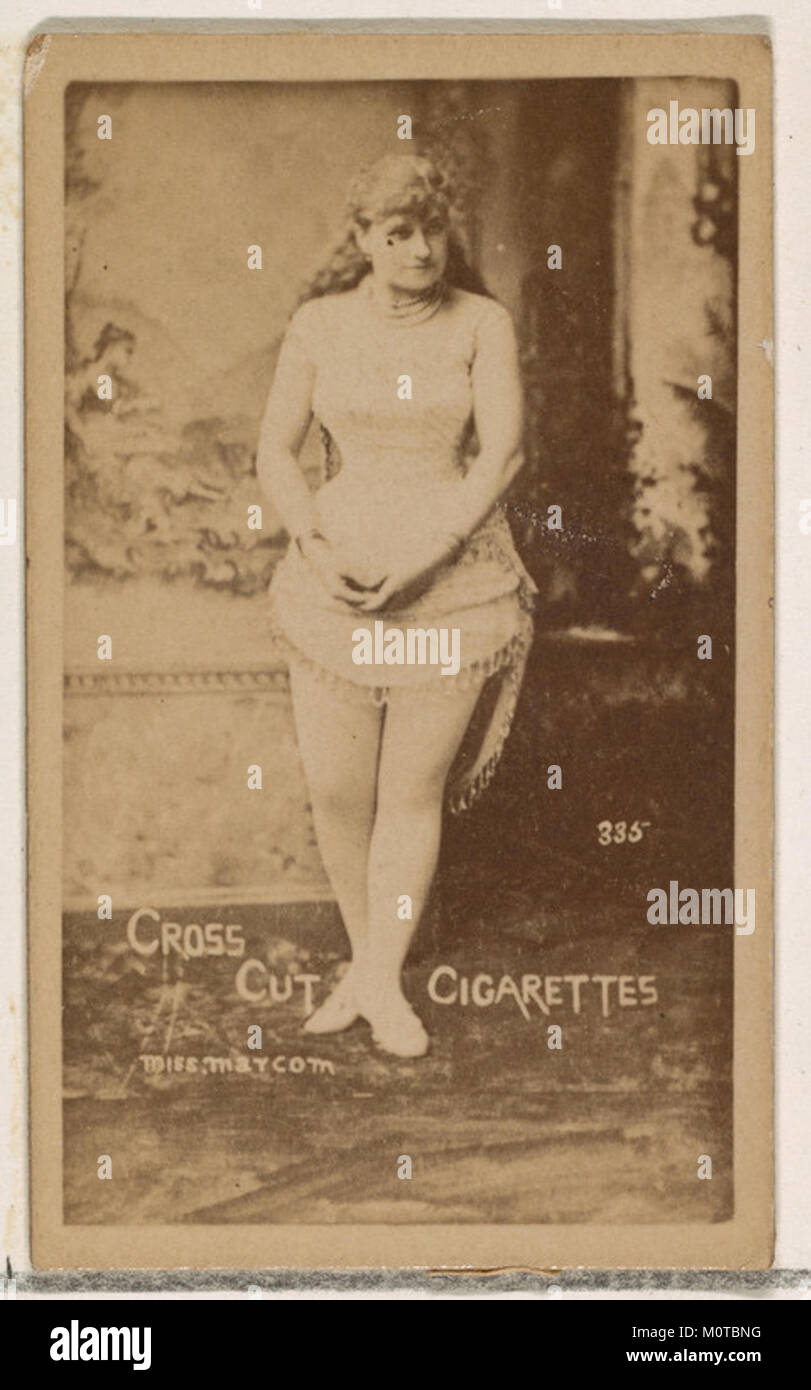 Diese Karte mit Miss Marcom ist Teil der Schauspielerserie N145-1, die von Duke Sons & Co. Herausgegeben wurde, um Cross Cut Zigaretten zu fördern. Es ist ein Beispiel für Zigarettenkartenaktionen des frühen 20. Jahrhunderts, bei denen Schauspieler und Schauspielerinnen der damaligen Zeit den Zigarettenverkauf fördern. Stockfoto