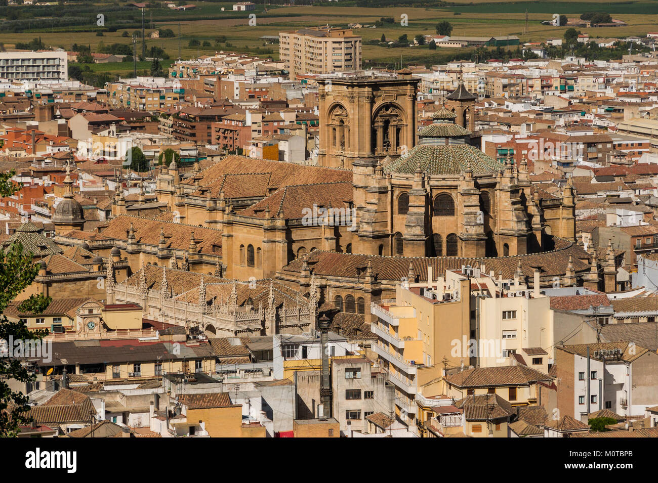 Die Kathedrale und die Capilla Real in Granada, Spanien, sind bedeutende religiöse Strukturen. Die Kathedrale, ein Meisterwerk der Renaissance, und die Capilla Real, die Begräbnisstätte der katholischen Monarchen Ferdinand und Isabella, befinden sich im Herzen von Granada. Die architektonischen Merkmale verbinden gotische, Renaissance- und Barockstile und machen es zu einem wichtigen historischen und kulturellen Wahrzeichen. Stockfoto