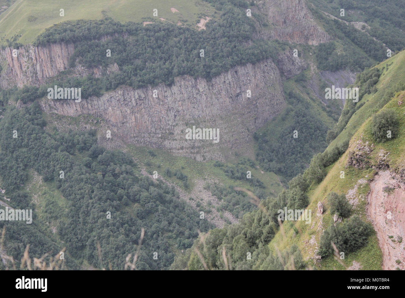 Die Kaukasusberge bilden eine natürliche Barriere zwischen Europa und Asien und erstrecken sich über mehrere Länder, darunter Russland, Georgien, Armenien und Aserbaidschan. Diese Berge sind für ihre atemberaubenden Landschaften bekannt und reich an Artenvielfalt und haben eine komplexe kulturelle und historische Bedeutung. Stockfoto