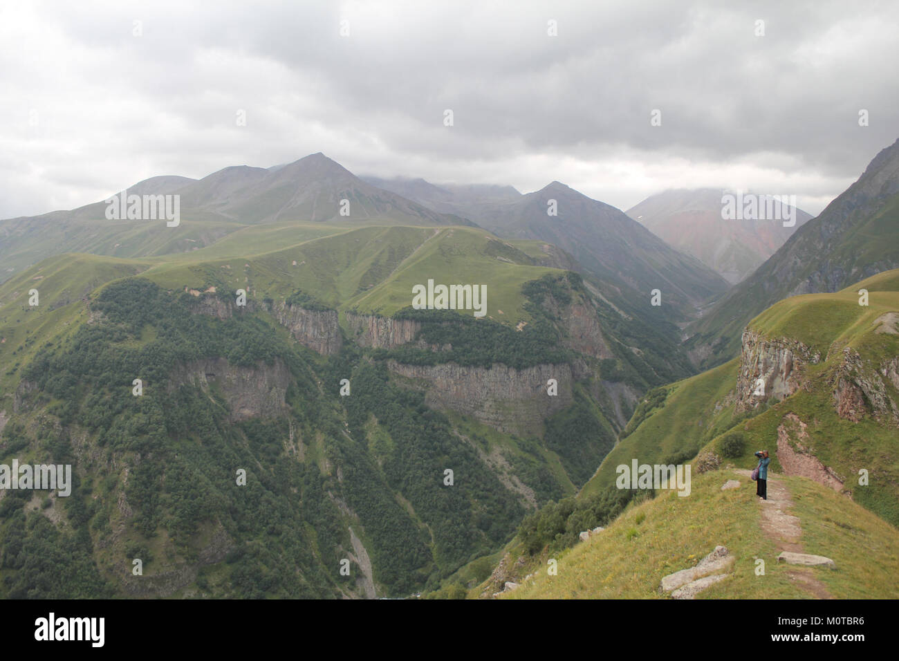 Der Kaukasus ist ein Gebirgszug in Eurasien, der sich über Länder wie Russland, Georgien und Armenien erstreckt. Das Gebiet ist bekannt für seine natürliche Schönheit, Artenvielfalt und kulturelle Bedeutung. Stockfoto