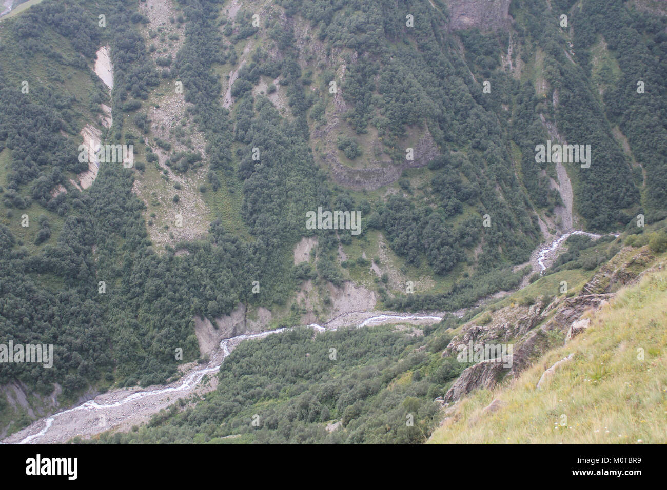 Das Kaukasusgebirge, das sich an der Kreuzung von Europa und Asien befindet, ist ein bedeutender Gebirgszug, der mehrere Länder umfasst, darunter Russland, Georgien und Armenien. Bekannt für ihre dramatischen Gipfel und ihre reiche Artenvielfalt, sind sie ein wichtiges Naturmerkmal der Region. Stockfoto