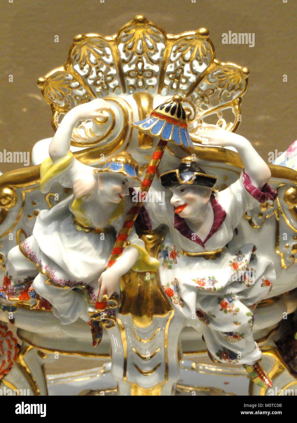 Herzstück und Stand mit Paar Zucker und Öl oder Essig Cruet, Aussicht3, C. 1737, Meißner Porzellan Manufaktur, von Johann Joachim Kandler - Kunst Institut von Chicago - DSC00003 modelliert Stockfoto