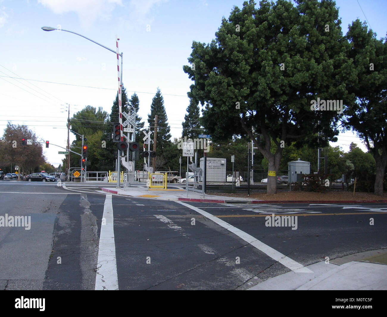 Die Castro Station befindet sich in San Francisco und ist ein wichtiger Transitpunkt innerhalb des öffentlichen Verkehrsnetzes der Stadt. Das Foto zeigt seine Bedeutung als Drehscheibe sowohl für Pendler als auch für Touristen. Stockfoto
