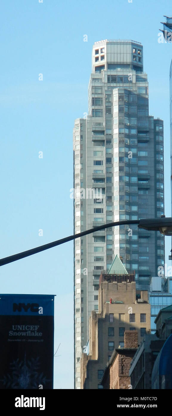 Der Central Park Place liegt an der 301 W 57th St und ist ein bemerkenswertes Wohn- und Geschäftsgebäude in New York City, mit Blick auf den Central Park und einer erstklassigen Lage in Manhattan. Stockfoto