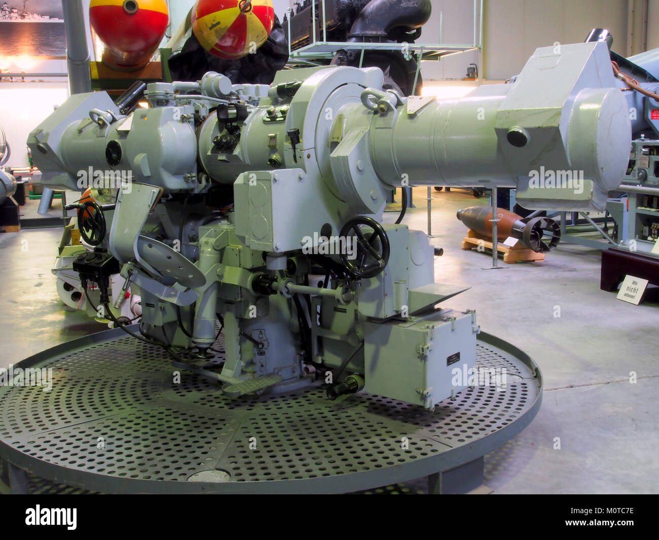 Der Carl Zeiss 3 m R.U. Flak-Entfernungsmesser ist ein optisches Gerät aus dem Zweiten Weltkrieg, das zur Bestimmung der Reichweite feindlicher Flugzeuge eingesetzt wird. Sie spielte eine wichtige Rolle bei der Artillerieabwehr und der Luftabwehr. Das System wurde speziell für militärische Zwecke entwickelt, um die Genauigkeit beim Abfeuern von Flugabwehrkanonen zu verbessern. Stockfoto