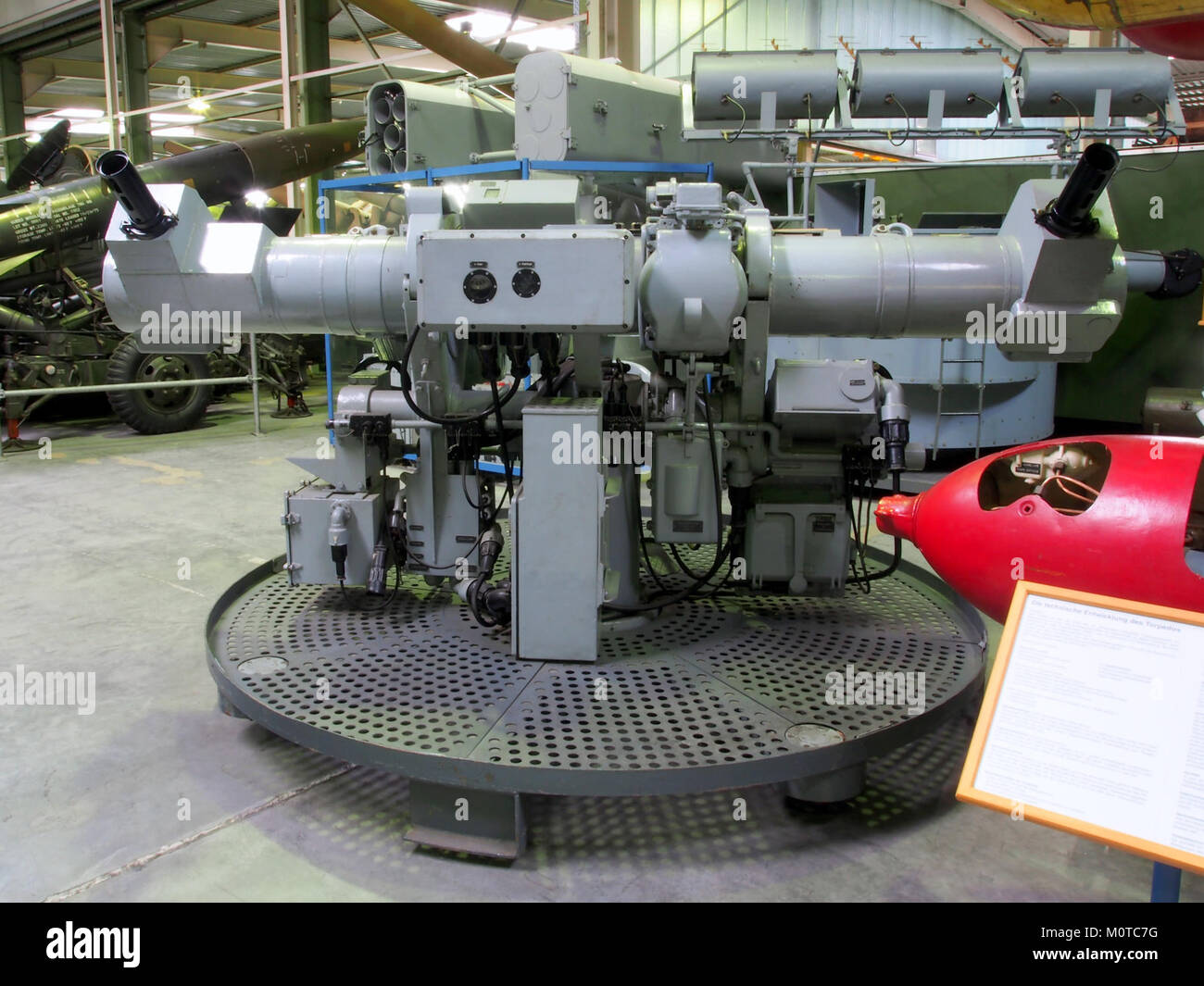 Dieses Bild zeigt den Carl Zeiss 3 m R.U. Flak-Entfernungsmesser, einen in Deutschland hergestellten Flugabwehrmesser, der während des Zweiten Weltkriegs eingesetzt wurde. Er wurde entwickelt, um feindliche Flugzeuge anzuvisieren und Artilleriebeschützer zu unterstützen. Stockfoto