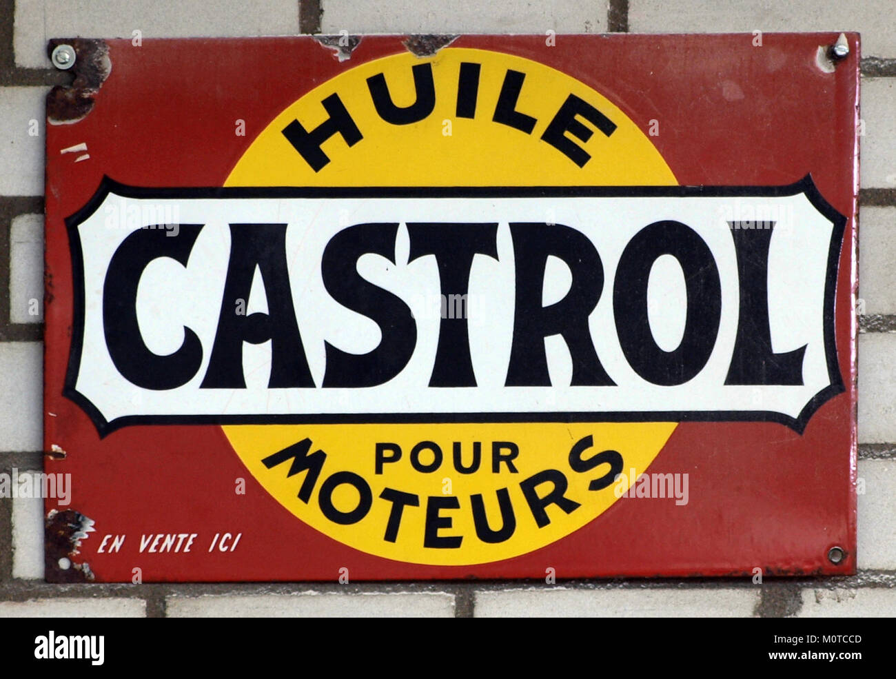 Dieses emaillierte Werbezeichen wirbt für Castrol Motoröl, eine renommierte Marke für Automobilschmierstoffe. Das Schild mit dem Castrol-Logo und einer Motorölgrafik stammt aus der Mitte des 20. Jahrhunderts, als Emailschilder für Werbezwecke verwendet wurden. Stockfoto