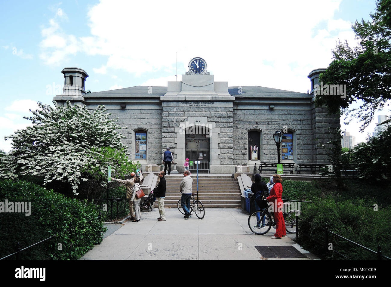 Ein Foto des South Gatehouse am Central Park Reservoir in New York, aufgenommen im Frühjahr. Das Bild fängt die architektonische Struktur und die natürliche Umgebung in einer Zeit der Erneuerung ein. Stockfoto