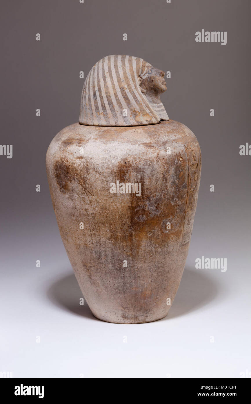 Das Kanopische Gefäß von Ruiu ist ein altägyptisches Artefakt, von dem angenommen wird, dass es zur Erhaltung der inneren Organe während der Mumifizierung verwendet wird. Dieses Glas, das im Metropolitan Museum of Art untergebracht ist, stellt die reichen Begräbnispraktiken der alten Ägypter dar. Stockfoto