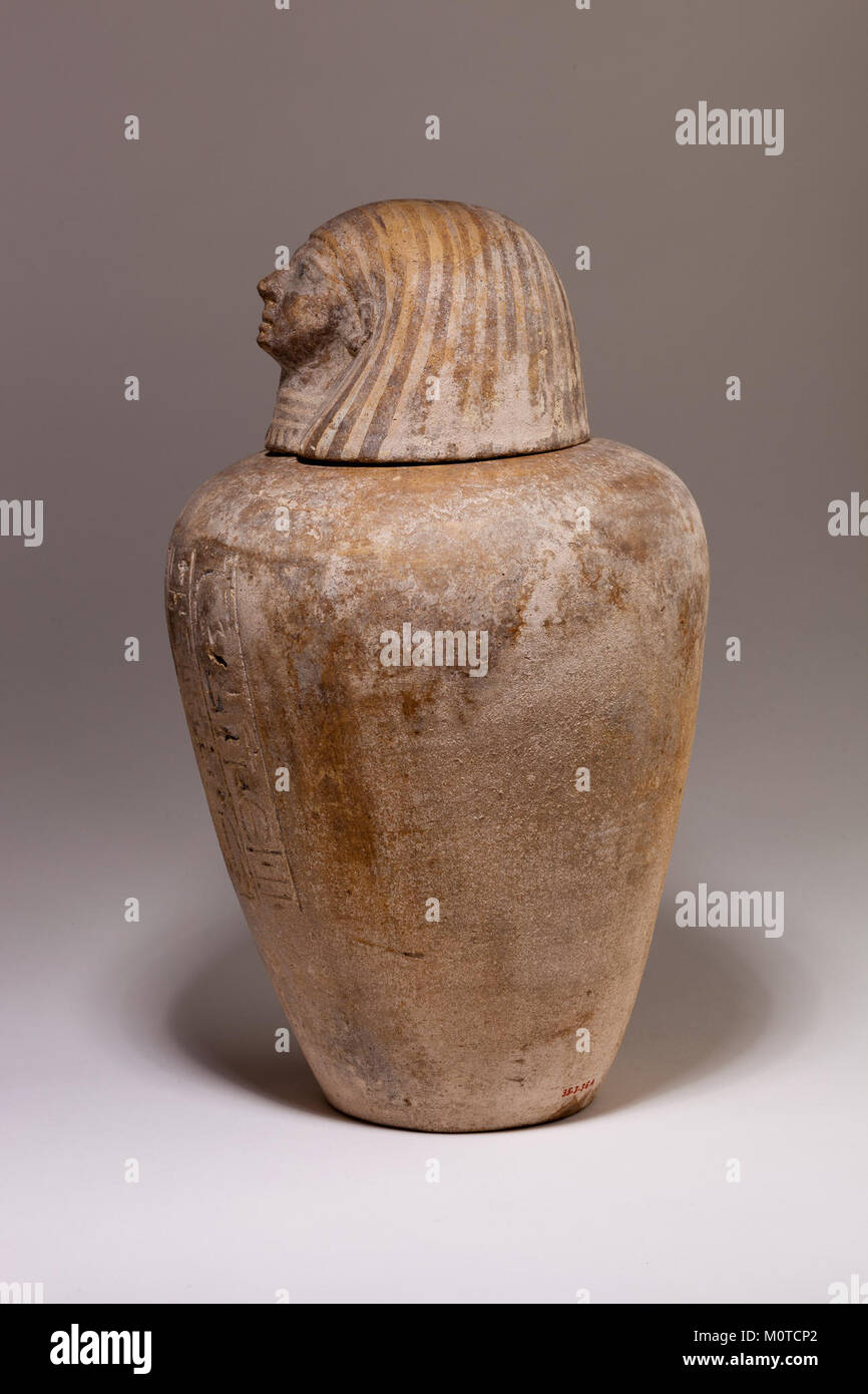 Das Kanopische Gefäß von Ruiu, Teil der ägyptischen Sammlung des Metropolitan Museum of Art, geht auf die 21. Dynastie zurück. Es wurde verwendet, um die inneren Organe eines Verstorbenen zu lagern, ein wichtiger Aspekt der altägyptischen Begräbnispraxis. Stockfoto