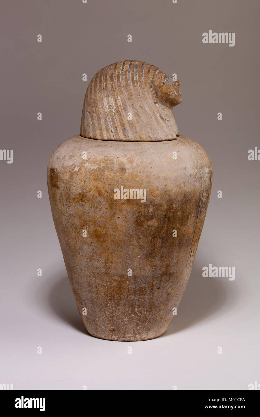 Dieses Kanopenglas, aus der ägyptischen Sammlung am MET, wird mit den Begräbungspraktiken des alten Ägypten in Verbindung gebracht. Es wurde verwendet, um die inneren Organe des Verstorbenen zu halten und die Rituale der Mumifizierung in der altägyptischen Kultur hervorzuheben. Stockfoto