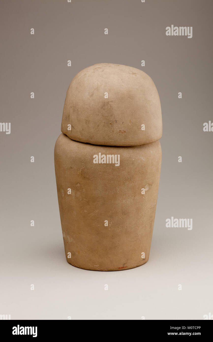 Kanopenglas mit der Darstellung der Gottheit Qebehsenuef, Teil der ägyptischen Begräbnistradition, Zugangsnummer MET 12.183.1c.1-2, aus der Sammlung des Metropolitan Museum of Art. Stockfoto