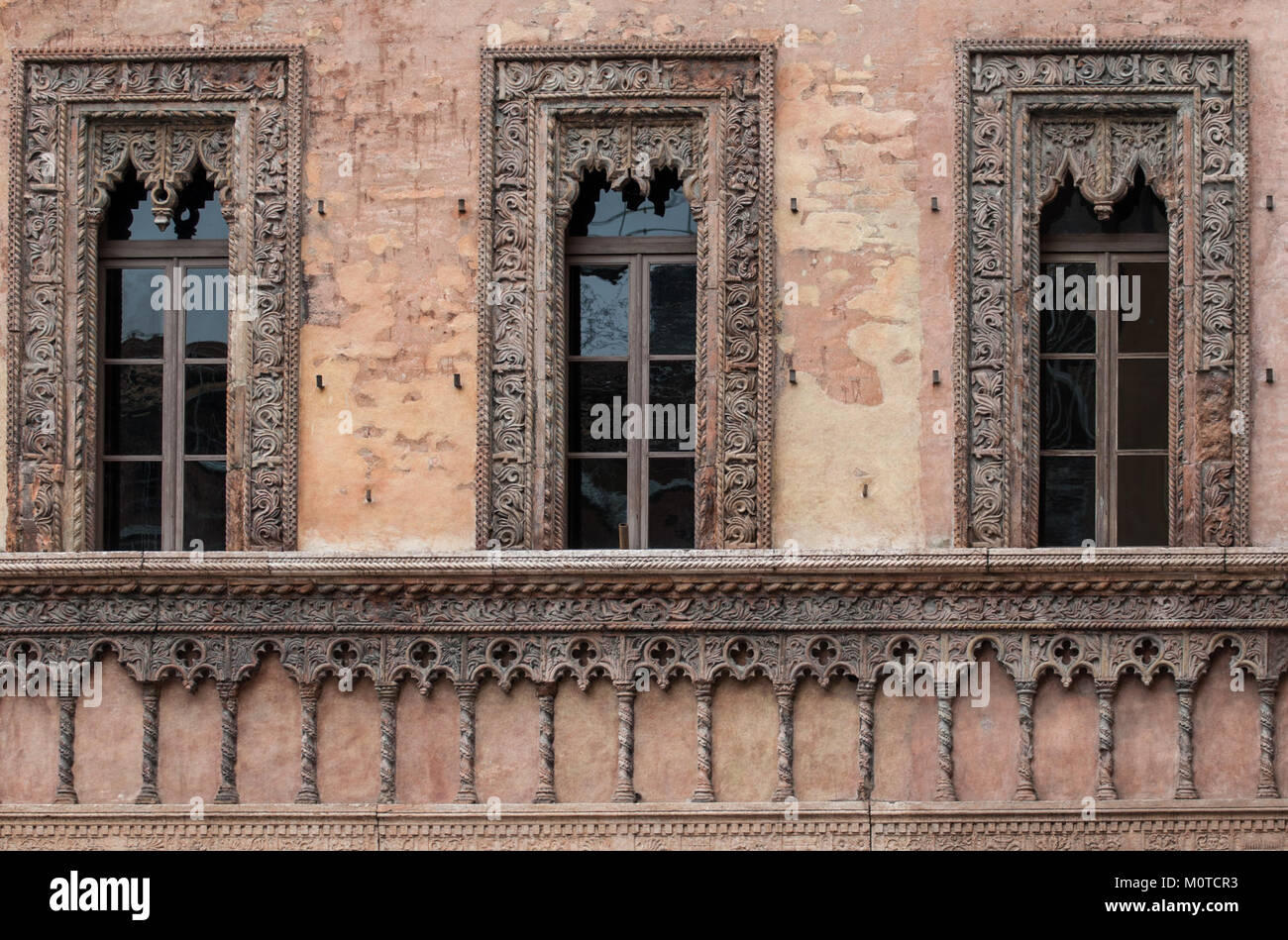 Casa del Mercante in Italien ist bekannt für seine historische Architektur, insbesondere seine eleganten Fenster. Das Gebäude zeigt traditionelles venezianisches Design, das die reiche Handelsgeschichte der Stadt widerspiegelt. Stockfoto