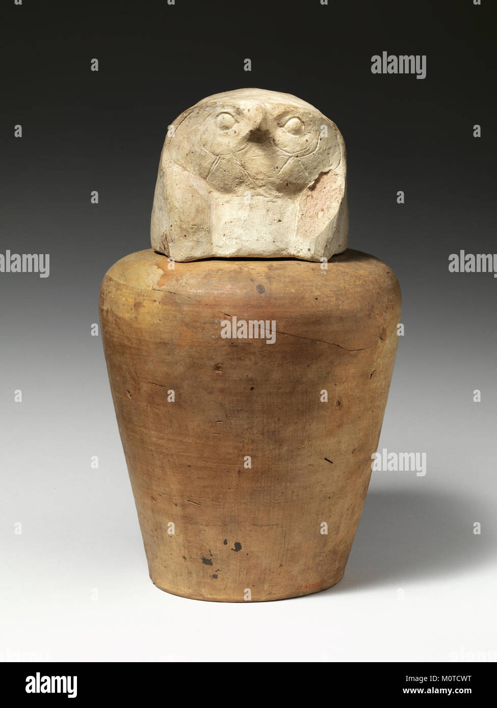 Das Kanopengefäß von Tetinakht, das die Gottheit Qebesenuef darstellt, ist ein altägyptisches Artefakt, das zur Aufbewahrung innerer Organe während der Mumifizierung verwendet wird Stockfoto