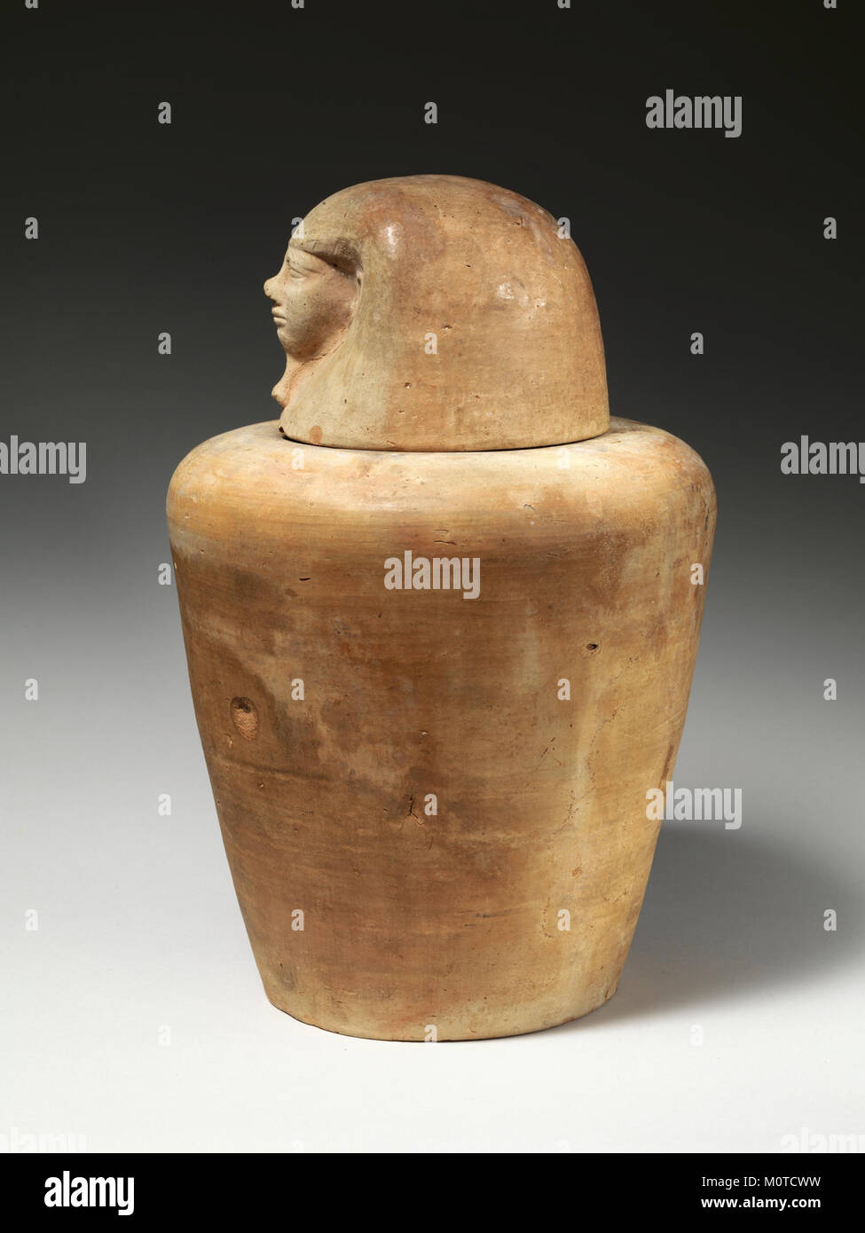 Das kanopische Gefäß von Tetinakht, insbesondere das Gefäß von Imsety, ist ein altägyptisches Artefakt, das zur Aufbewahrung der inneren Organe des Verstorbenen verwendet wird. Dieser Artikel ist Teil der Sammlung im MET in New York. Stockfoto