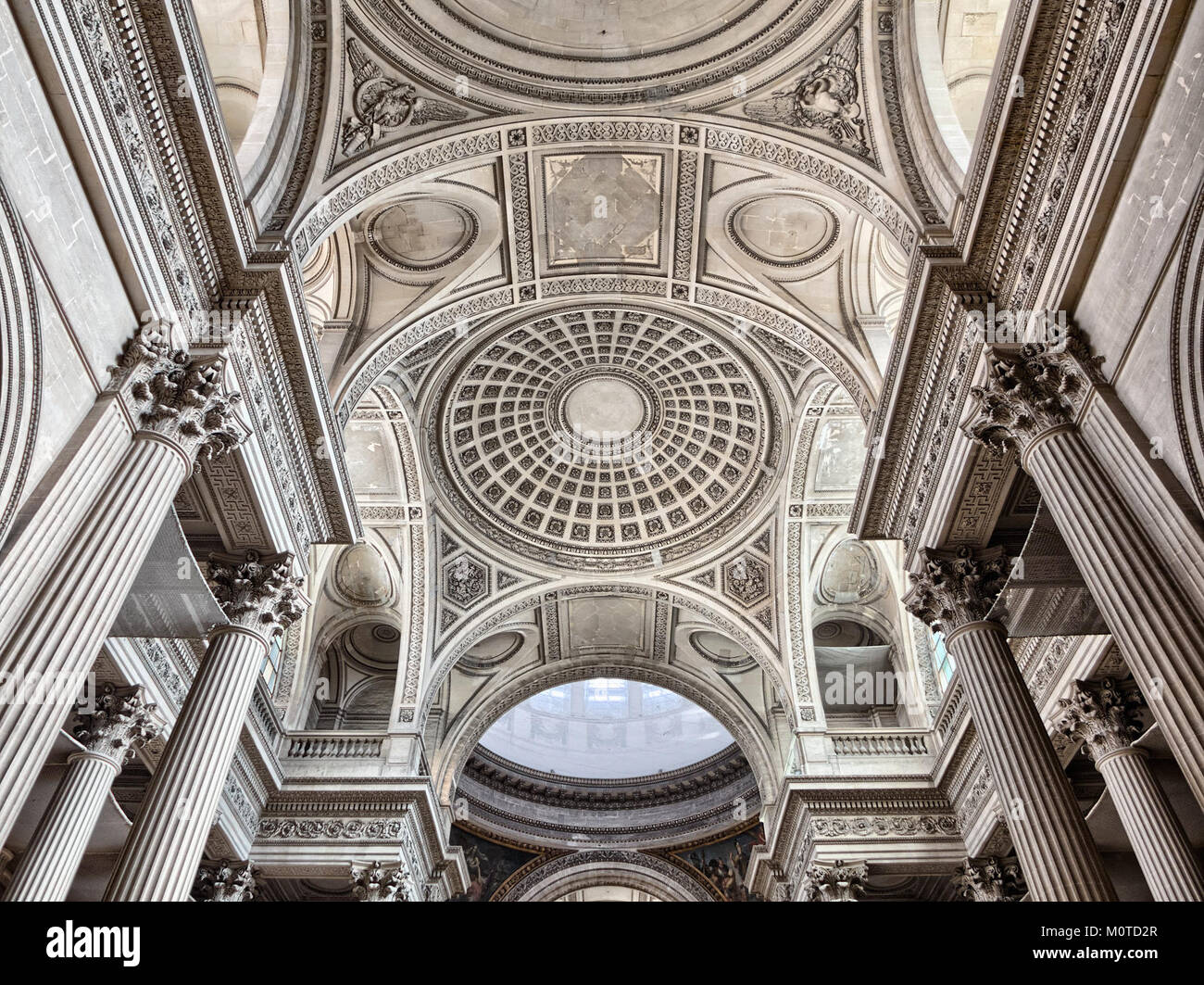 Die Decke des Pantheons in Paris, Frankreich, ist ein ikonisches Beispiel neoklassizistischer Architektur. Das Gebäude, eine ehemalige Kirche, dient heute als Mausoleum für prominente französische Persönlichkeiten. Dieses Bild wurde am 7. Juli 2013 aufgenommen. Stockfoto