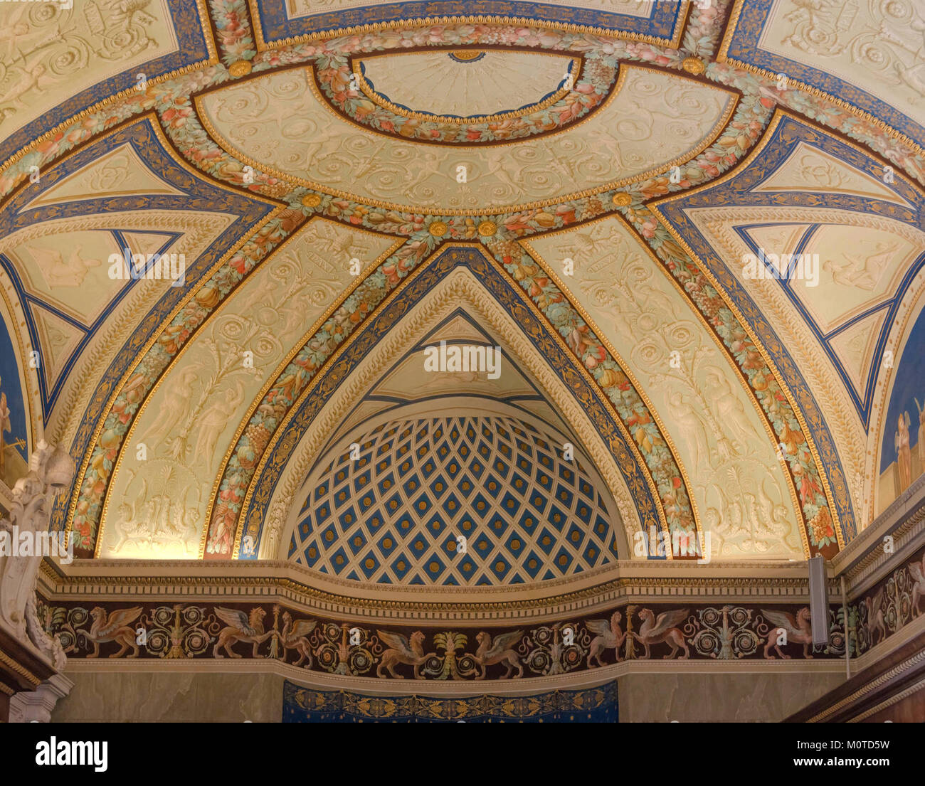 Die Deckennische im Vatikan besticht durch bemerkenswertes künstlerisches Design und architektonische Bedeutung. Im Vatikan gelegen, zeigt es klassische Kunst und gibt Einblick in den Einfluss der Renaissance auf die religiöse Architektur. Stockfoto