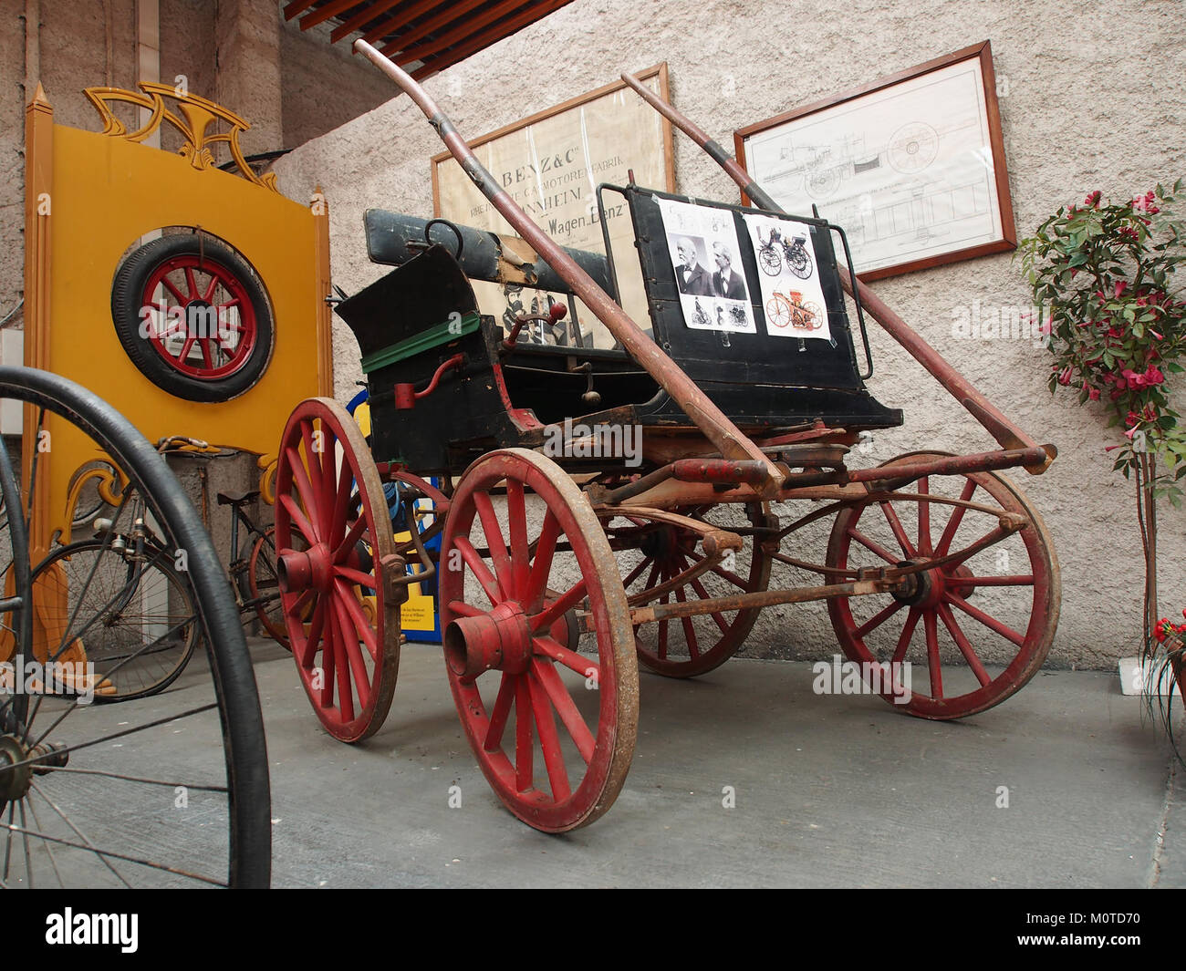 Ein historisches Foto, das eine alte Kutsche der Association Lorraine des Amateurs d'Automobiles zeigt. Das Bild fängt das klassische Design und die Handwerkskunst dieser Zeit ein und unterstreicht die Bedeutung des Fahrzeugs in der Automobilgeschichte. Stockfoto