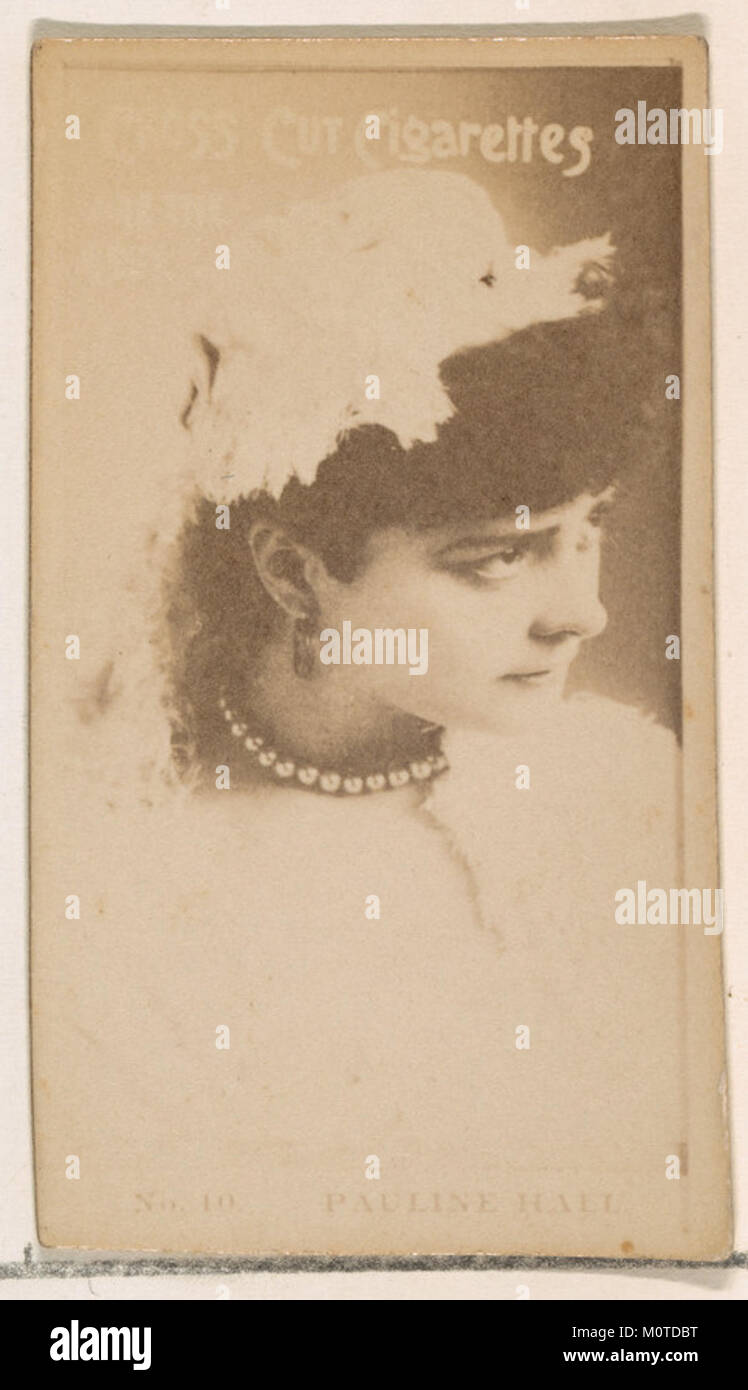 Diese Vintage-Zigarettenkarte zeigt die Schauspielerin Pauline Hall aus der Schauspielerserie. Es wurde von Duke Sons & Co. Herausgegeben und war Teil einer Werbekampagne für Cross Cut Cigarettes, in der die bekannte Schauspielerin der damaligen Zeit in einem Sammlerformat gefangen wurde. Stockfoto