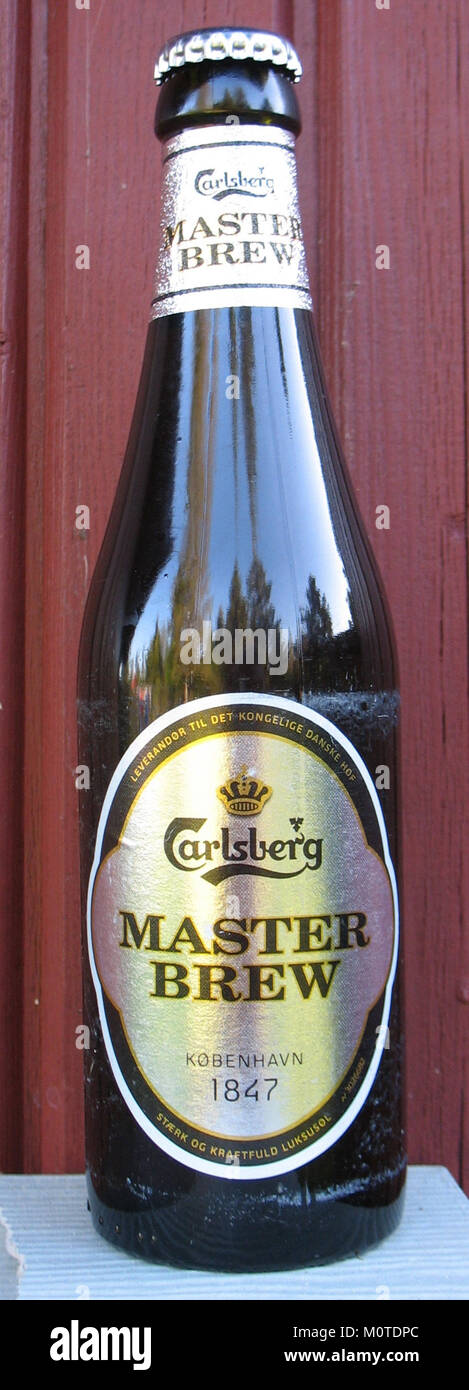 Carlsberg Master Brew ist eine Biermarke, die für ihre erstklassige Qualität und Tradition bekannt ist. Es ist Teil der Carlsberg Group, einem weltweit bekannten Brauereiunternehmen. Stockfoto