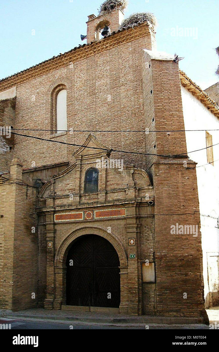 Iglesia de La Victoria in Cascante, Spanien, ist eine bemerkenswerte religiöse Stätte mit architektonischen Elementen aus der romanischen Zeit. Es ist ein bedeutendes Beispiel für spanische religiöse Architektur. Stockfoto