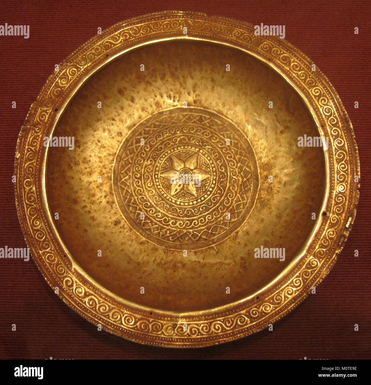 Zeremonielle Teller (piring Adat) Babar, Luang Island, 18.-19. Jahrhundert, Gold Legierung II, HAA Stockfoto