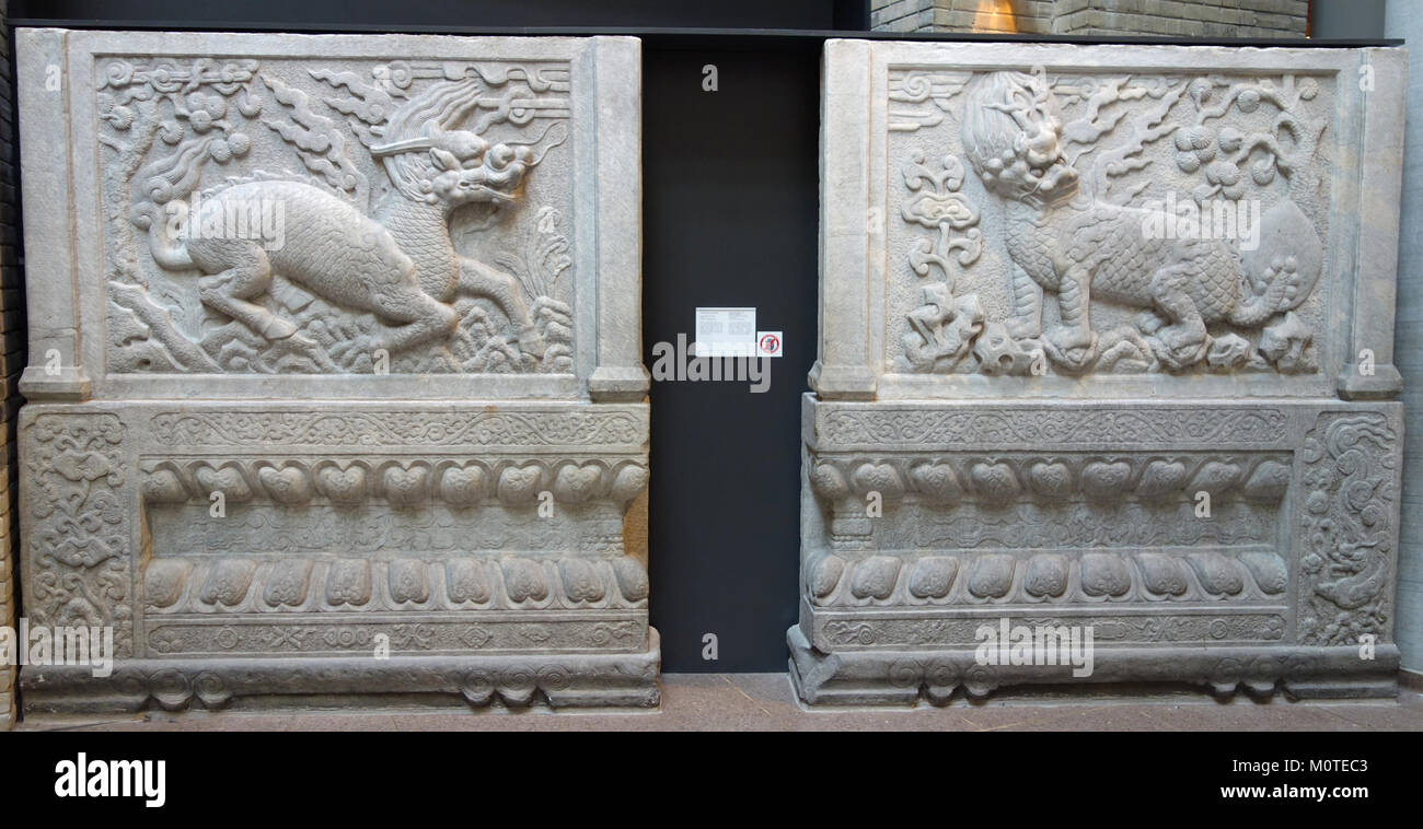 Carved Panels mit qilin, Grab Tor zu Familie Gräber, Ansicht 1, China, yongtai Dorf in der Nähe von Beijing, Qing Dynastie, C. 1660-1700, Kalkstein - Royal Ontario Museum - DSC 03713 Stockfoto