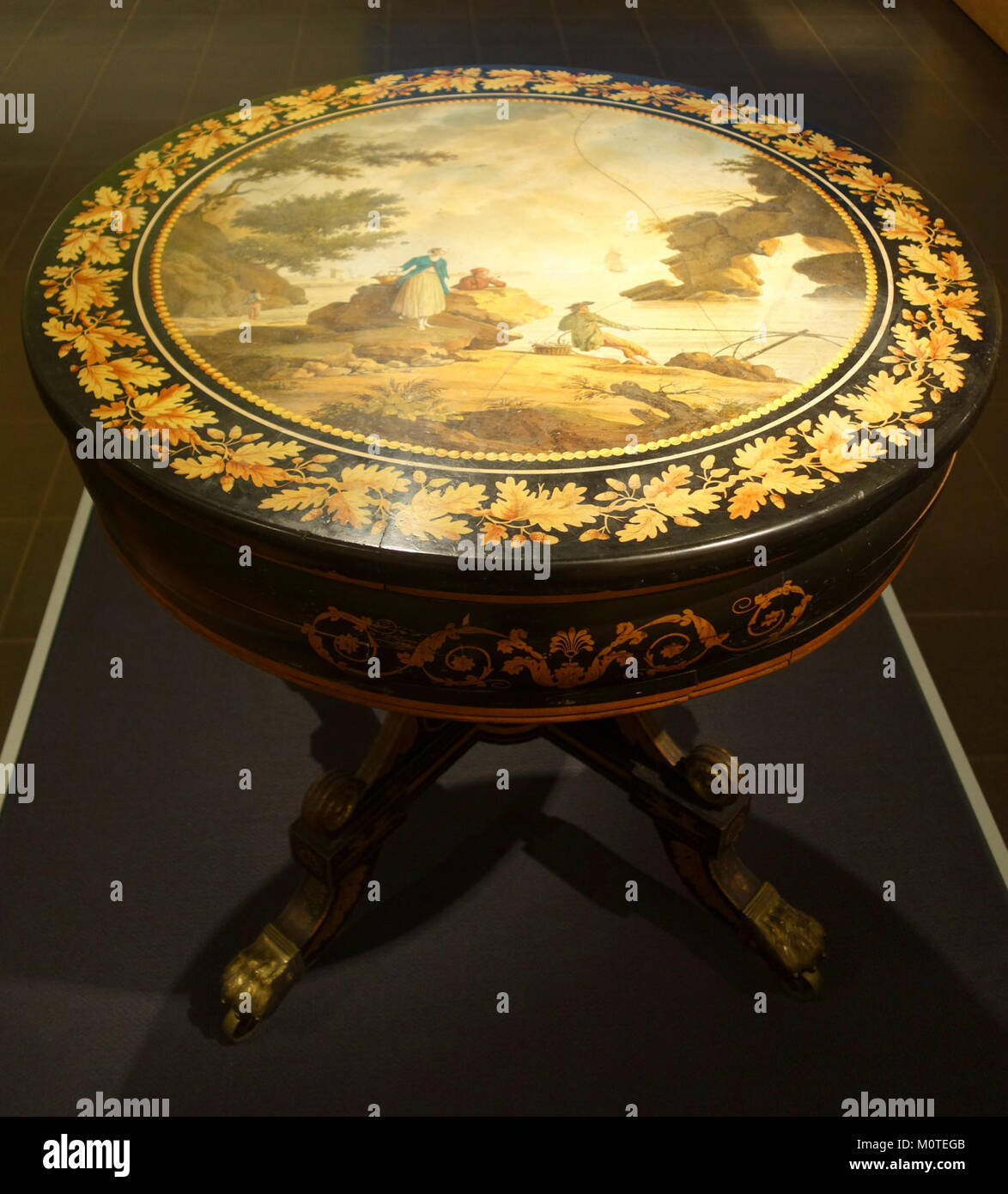 Dieser Mitteltisch, der John Findlay aus Baltimore um 1825 zugeschrieben wurde, ist aus Holz, bemalten Dekorationen, Messing, und Sagliola, jetzt Teil der Sammlung des Brooklyn Museums. Stockfoto