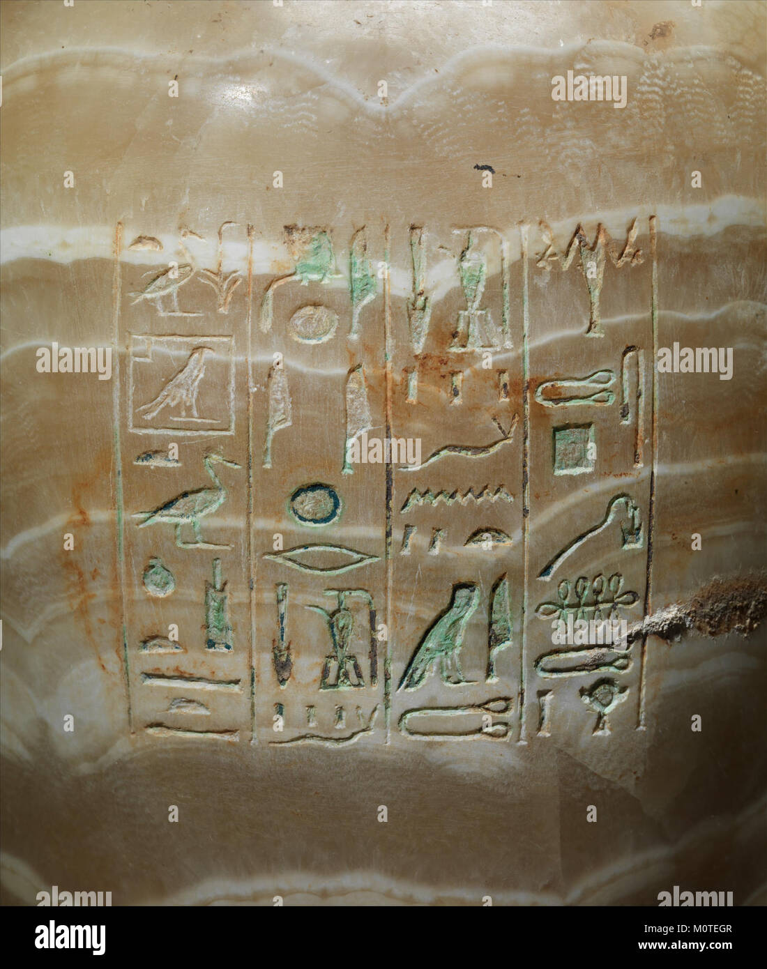 Das Kanopische Gefäß der Prinzessin Sithathoryunet, ein wichtiges Artefakt aus dem alten Ägypten, das sich im MET befindet, ist Teil der Begräbnispraxis des Neuen Königreichs, die zur Erhaltung der inneren Organe verwendet wird. Stockfoto