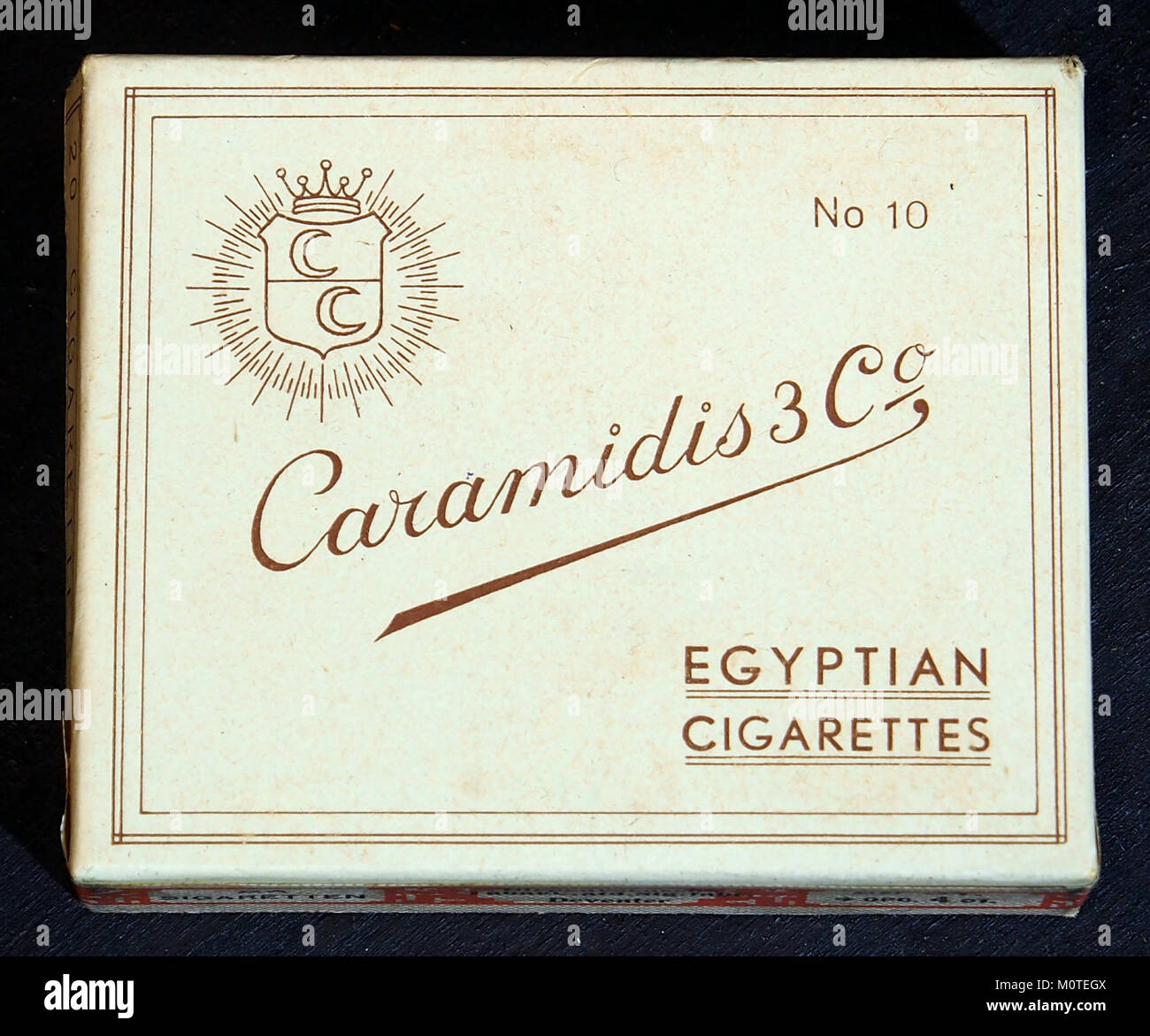 Eine Vintage-Werbung oder -Verpackung für Caramidis 3 Co ägyptische Zigaretten, in der das Branding und Design des Produkts während seiner Zeit dargestellt werden. Stockfoto