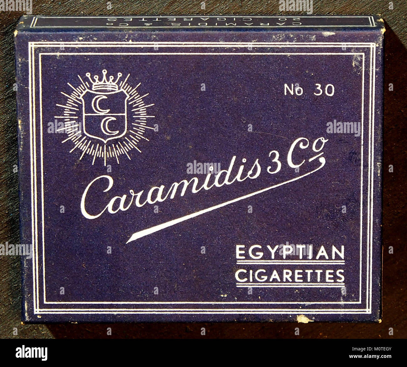 Caramidis 3 Co. Produzierte ägyptische Zigaretten, eine Marke, die für ihre unverwechselbare Mischung und Verpackung bekannt ist. Dieses Bild zeigt ein Produkt der Nr. 10-Serie, das den kulturellen und kommerziellen Einfluss des ägyptischen Tabaks auf dem Markt unterstreicht. Stockfoto