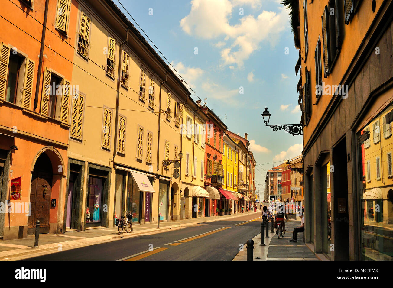 Gehäuse und Geschäfte auf der Via Massimo D'Azeglio, Parma, Italien Stockfoto