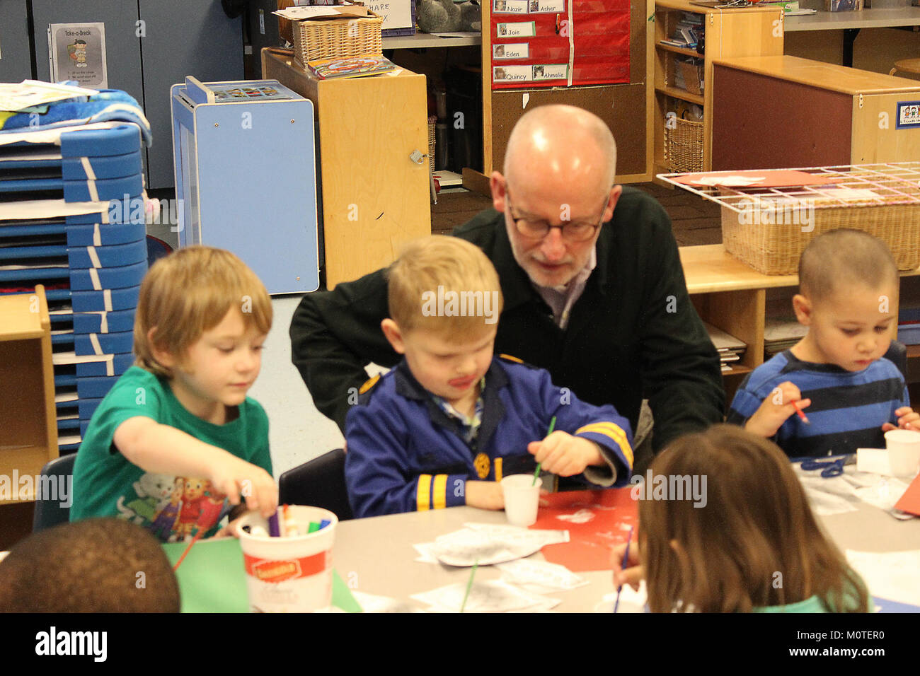 Diese Fotos stammen aus einer CDSA-Vorschule, die wahrscheinlich frühkindliche Entwicklung oder Ereignisse in einer Vorschulumgebung erfassen und Kinder zeigen, die am Lernen und Spielen beteiligt sind. Stockfoto